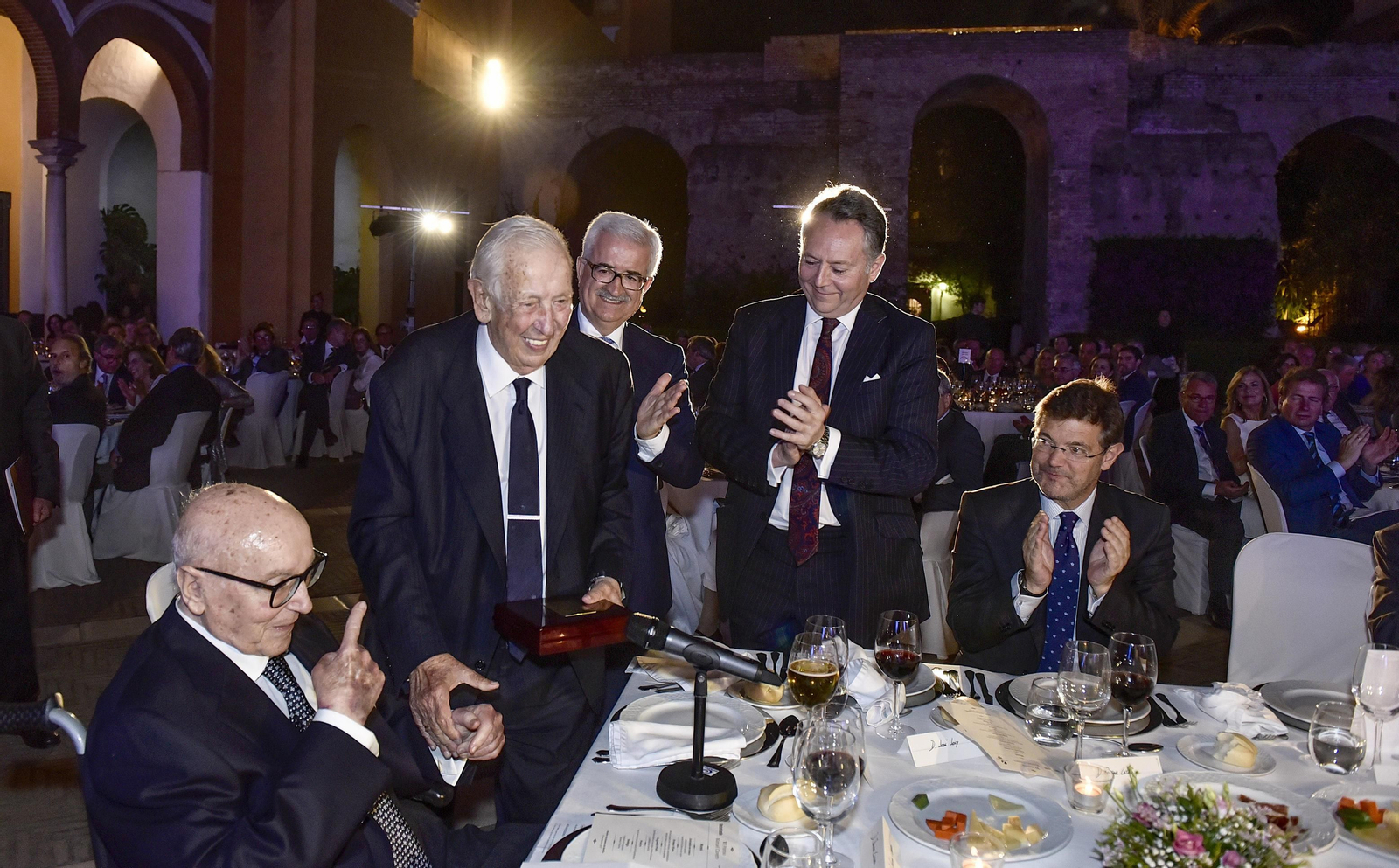 Manuel Olivencia recibe el premio de manos de Manuel Clavero, en presencia de Manuel Jiménez Barrios, vicepresidente de la Junta; José Joly, presidente del Grupo Joly, y Rafael Catalá, ministro de Justicia.