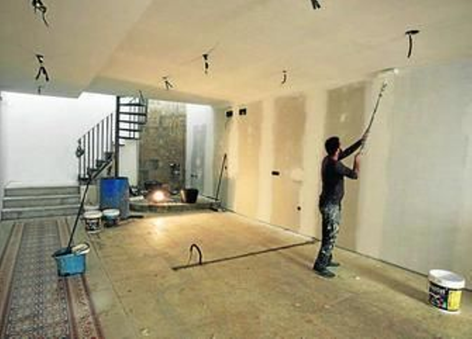 1. Promoción de Grupo Salvador en la calle Jovellanos, que dispone del local para alquilar. 2. Miguel Ángel Guerrero, uno de los propietarios de Grupo Salvador. 3. Rehabilitación de la vivienda destinada a alquiler vacacional. 4. Portal del edificio Exodus con motivo del alojamiento de Joel Edgerton.