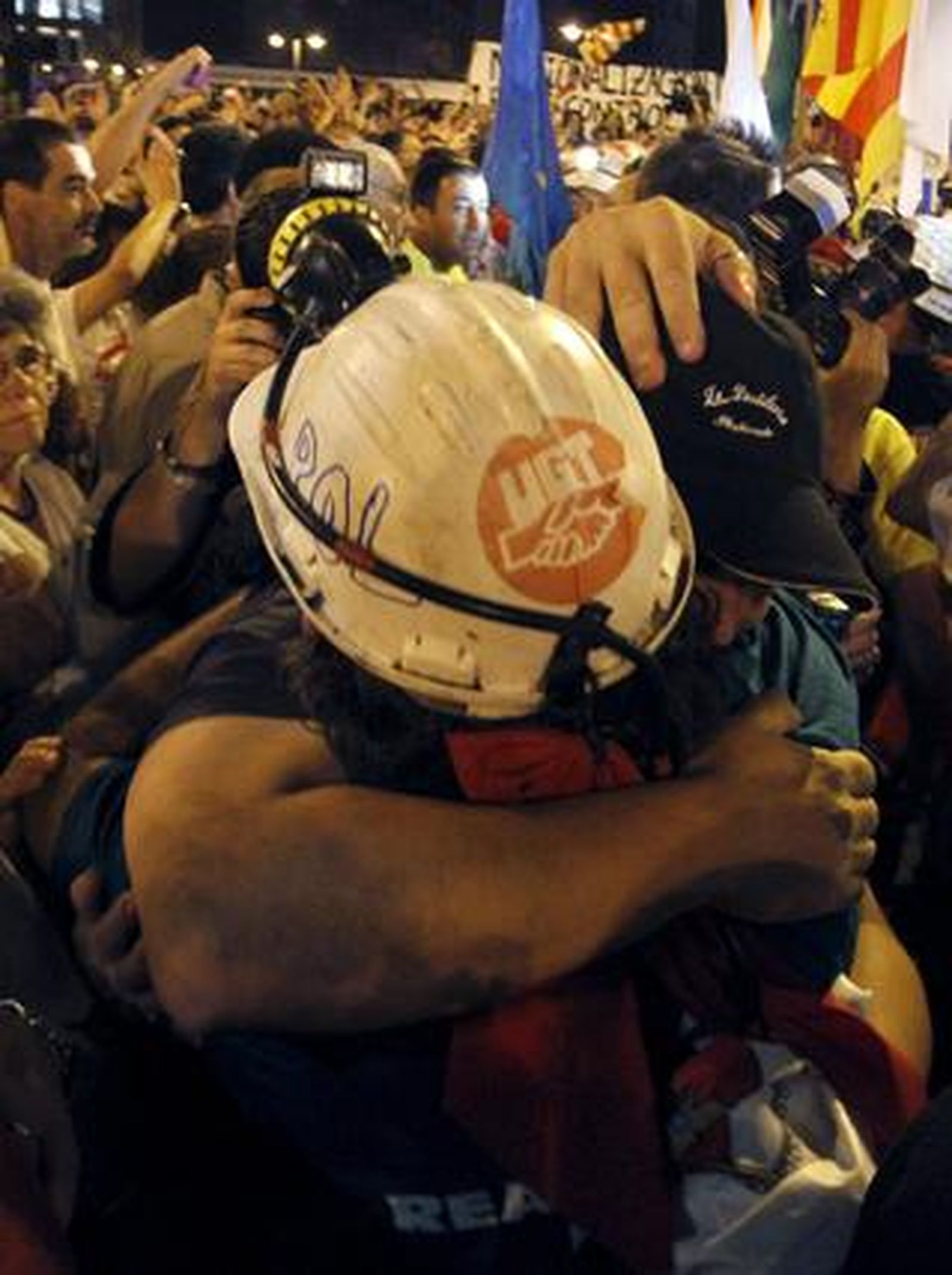 Los mineros llegan a Madrid tras una larga marcha protesta, de más de 400 kilómetros, por el cierre de la minería.

Foto: EFE