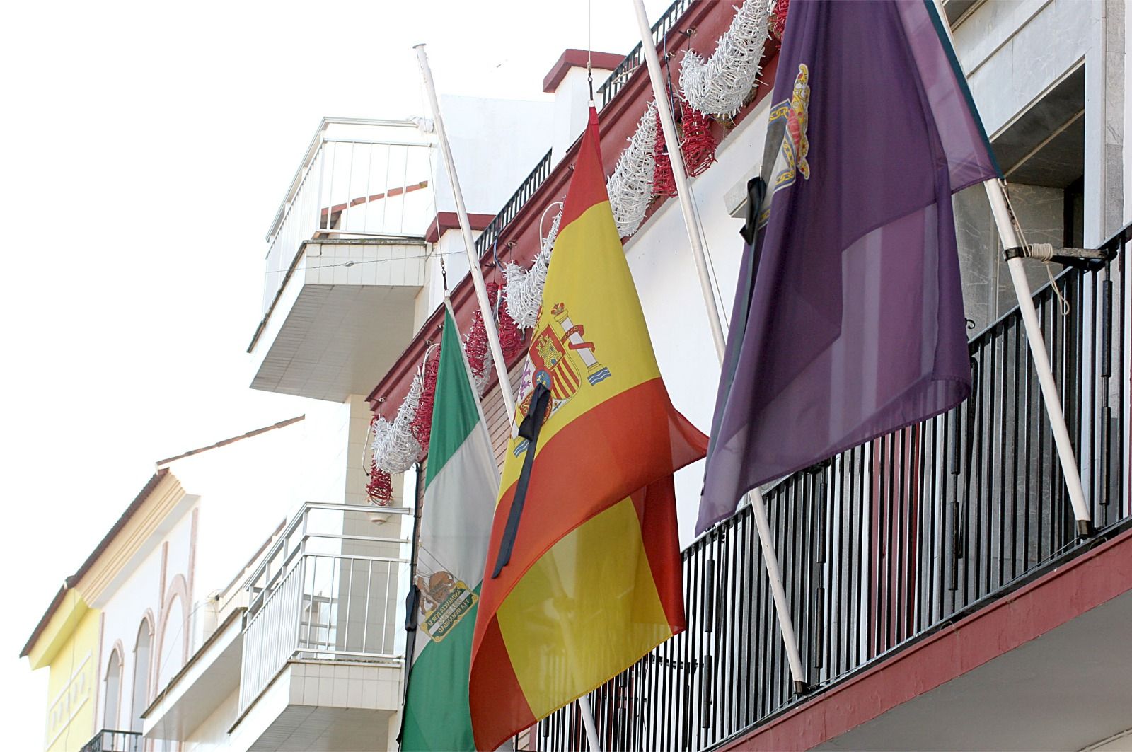 Banderas a media asta en Gibraleón.