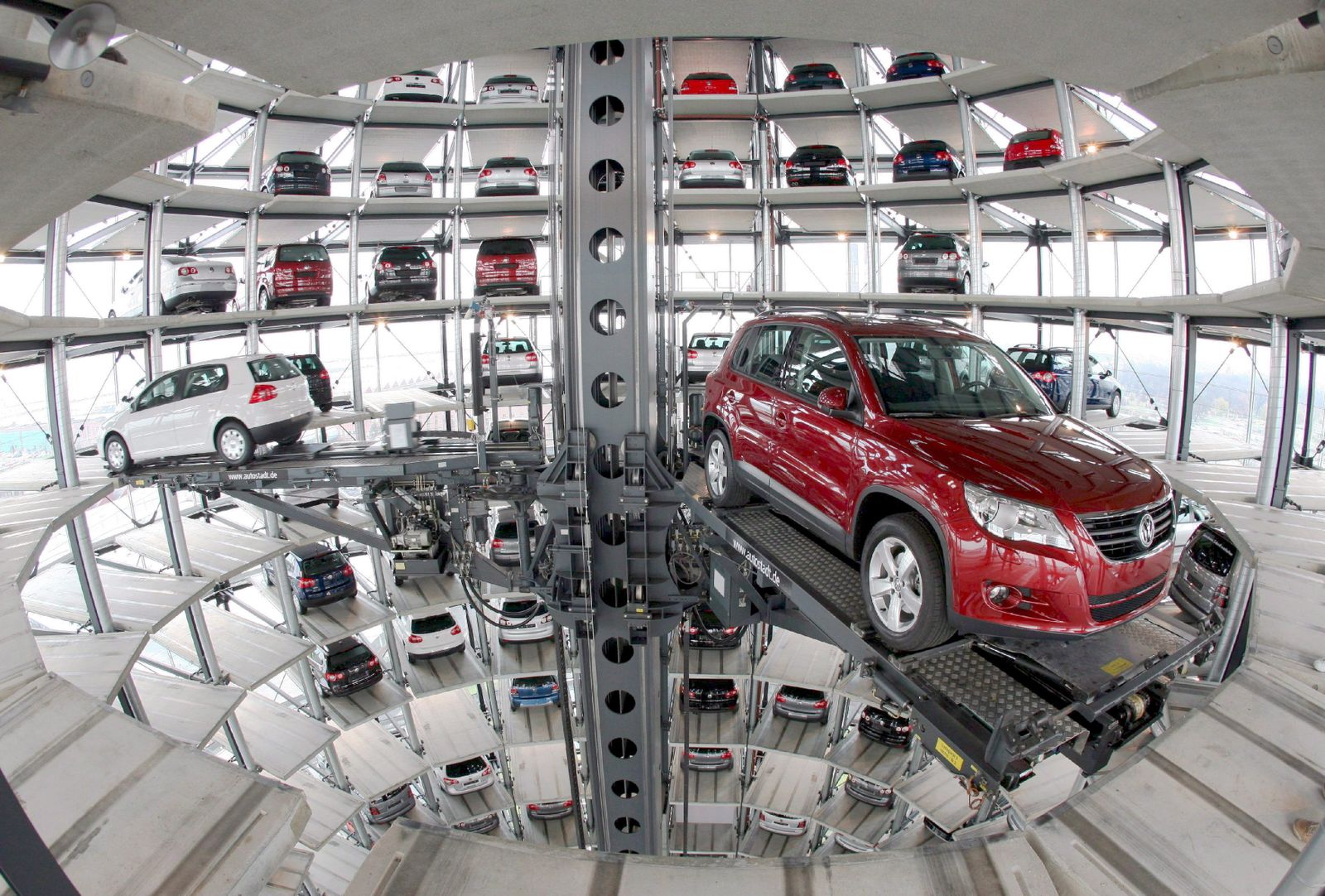Una fotografía de archivo del 30 de noviembre del 2007 que muestra la torre de entrega de la marca automovilística Volkswagen  en Wolfsburg, Alemania.