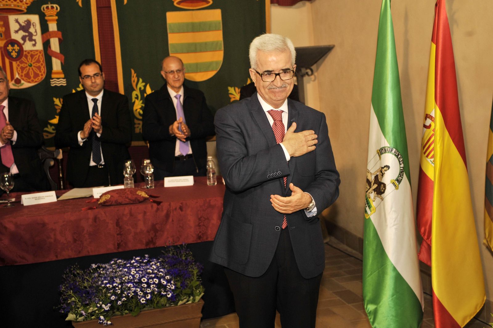 El vicepresidente de la Junta y consejero de la Presidencia, Manuel Jiménez Barrios, recibió ayer la más alta distinción que otorga Bornos.