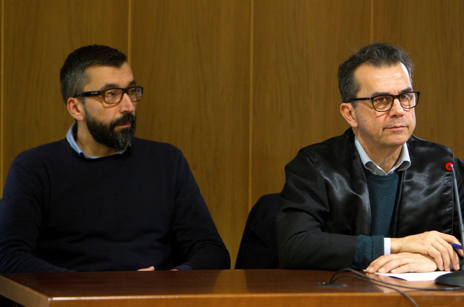 El condenado, César Adrio, junto a su abogado en la Audiencia de Pontevedra.