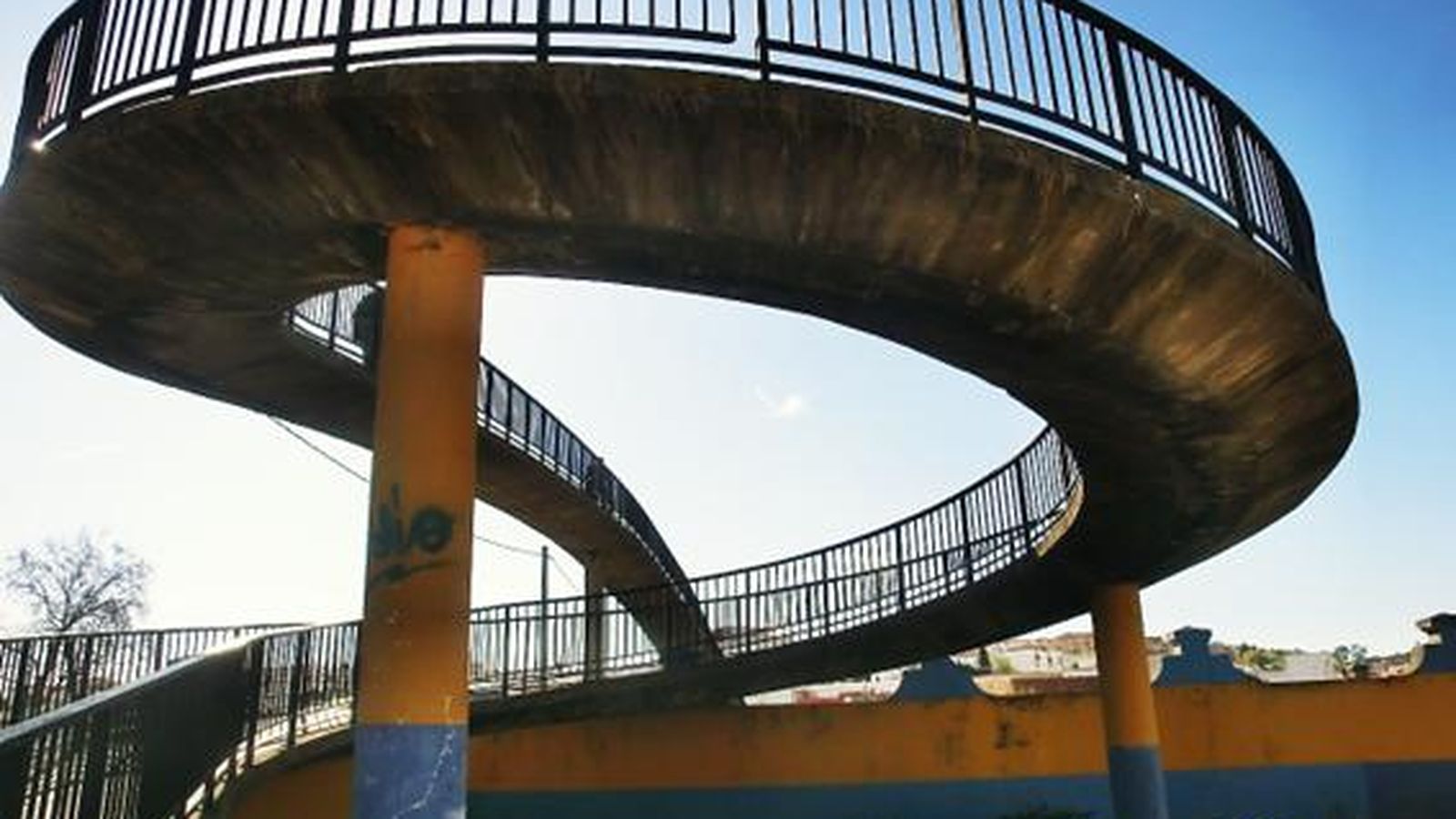 Puente del Caracol sobre el ferrocarril.