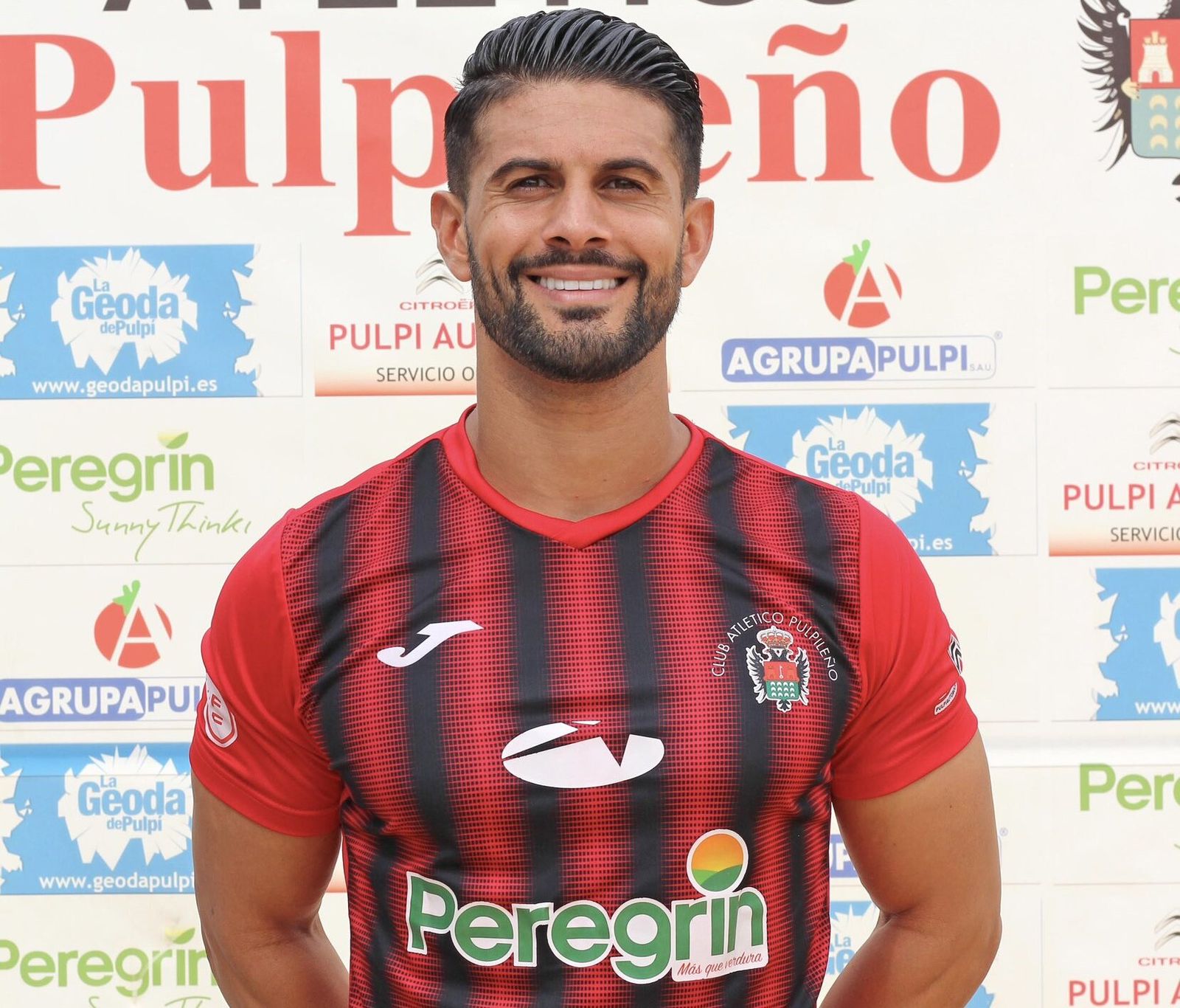 El lateral zurdo posa con la camiseta del Atlético Pulpileño durante su etapa en el conjunto almeriense.