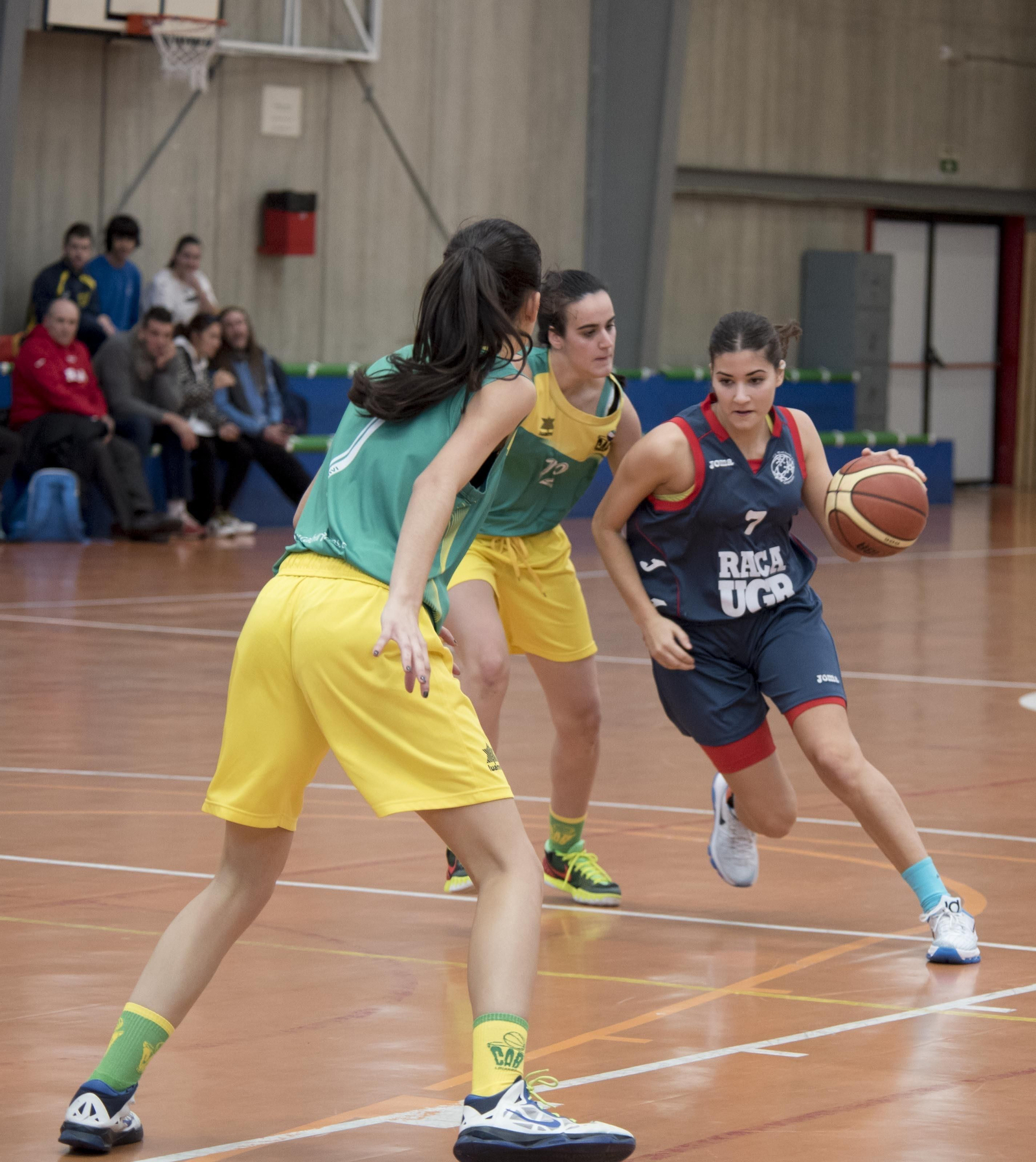 Laura Arrojo entra a canasta en una acción ante el Linares.