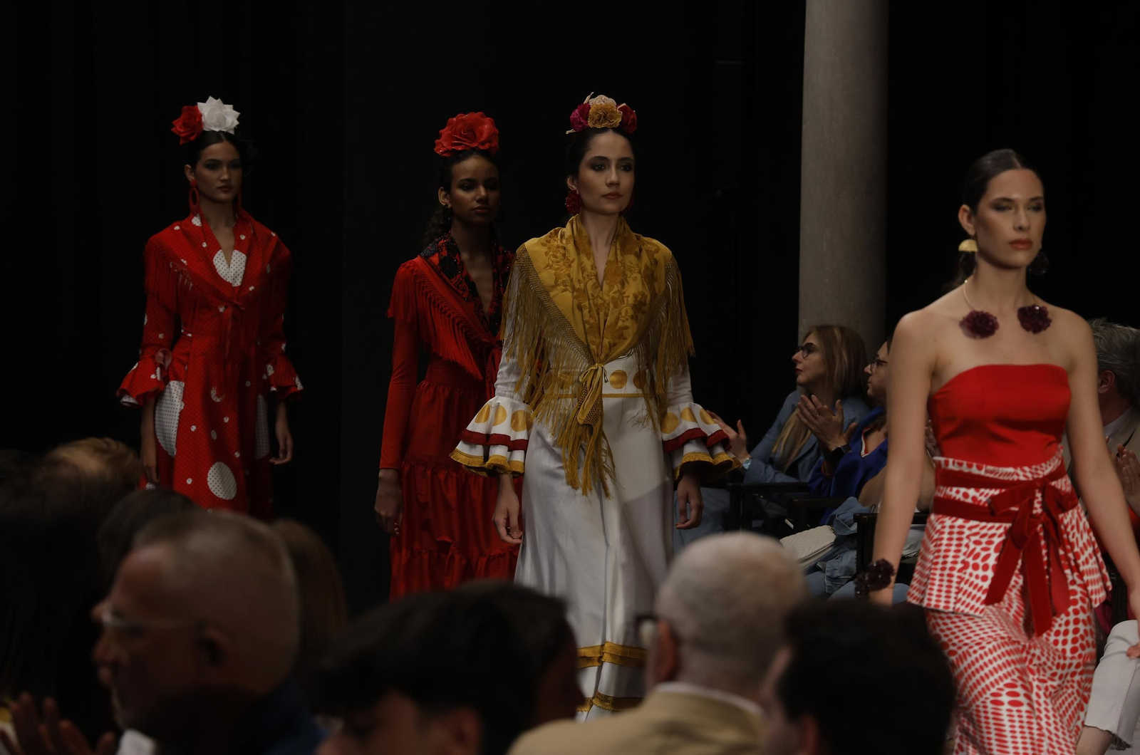 Emprende Lunares, el desfile de moda flamenca de DN Flamenca, que anticipa la Feria de Abril: todas las fotos.