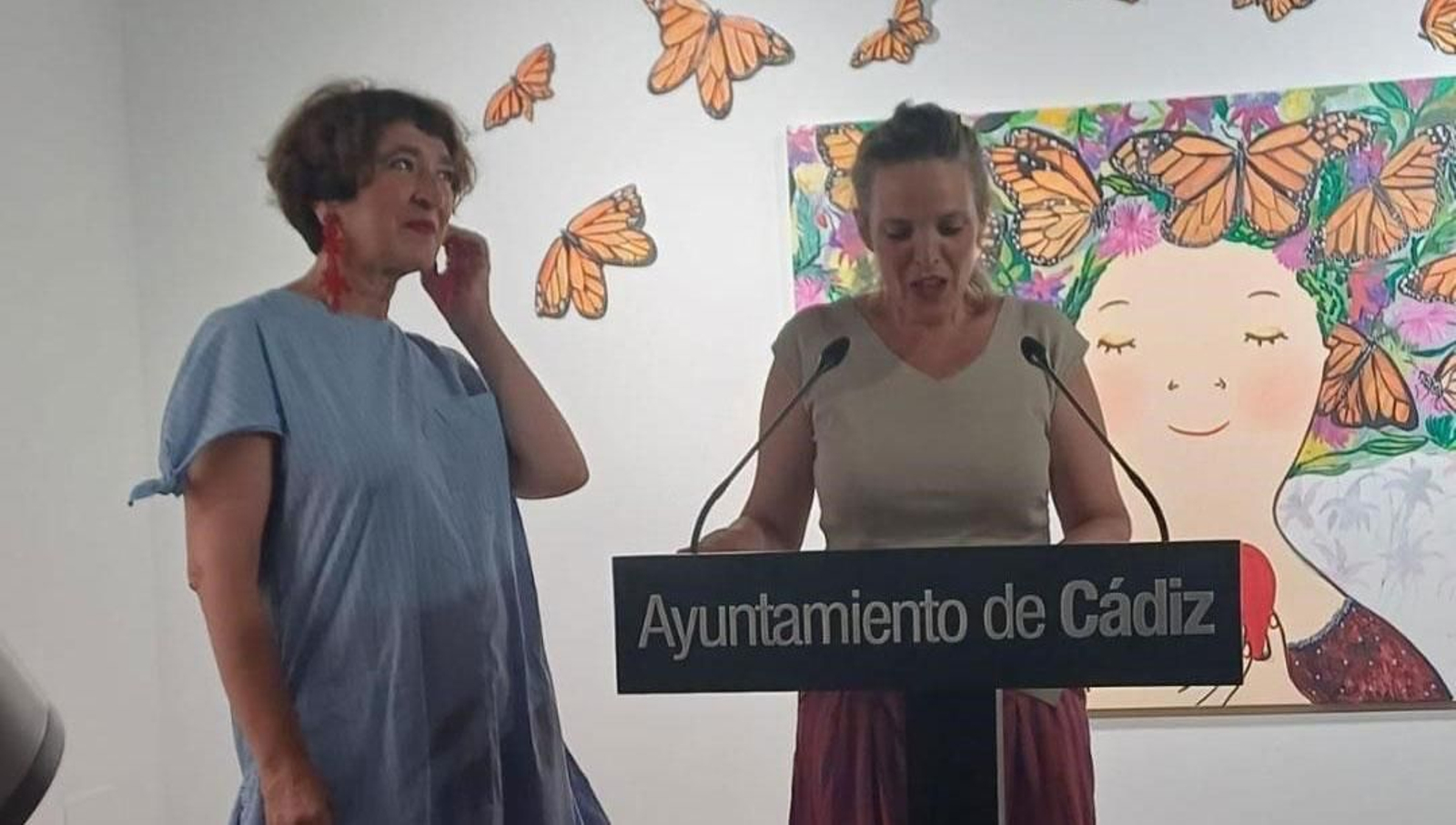 La artista Eva Armisén con Maite González, durante el acto de inauguración en el Castillo de Santa Catalina.