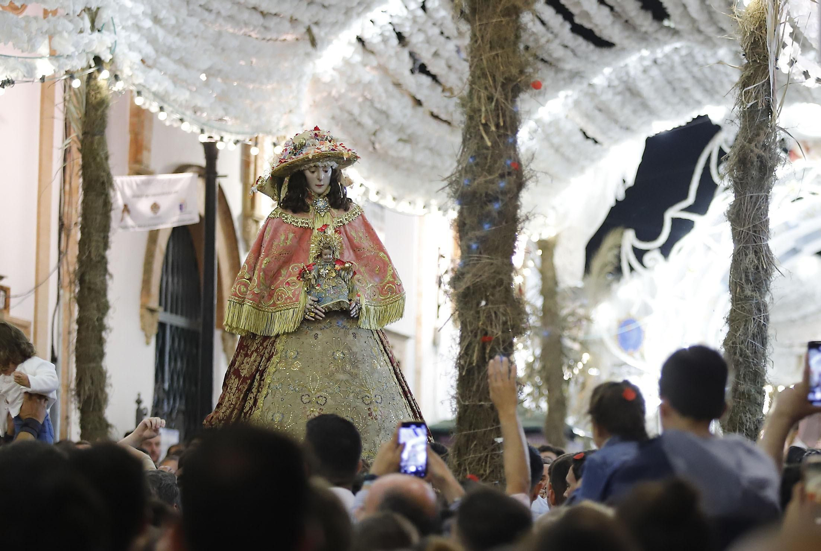 La Virgen del Rocío recorre las calles de Almonte hacia el Chaparral para el inicio del Camino de los Llanos