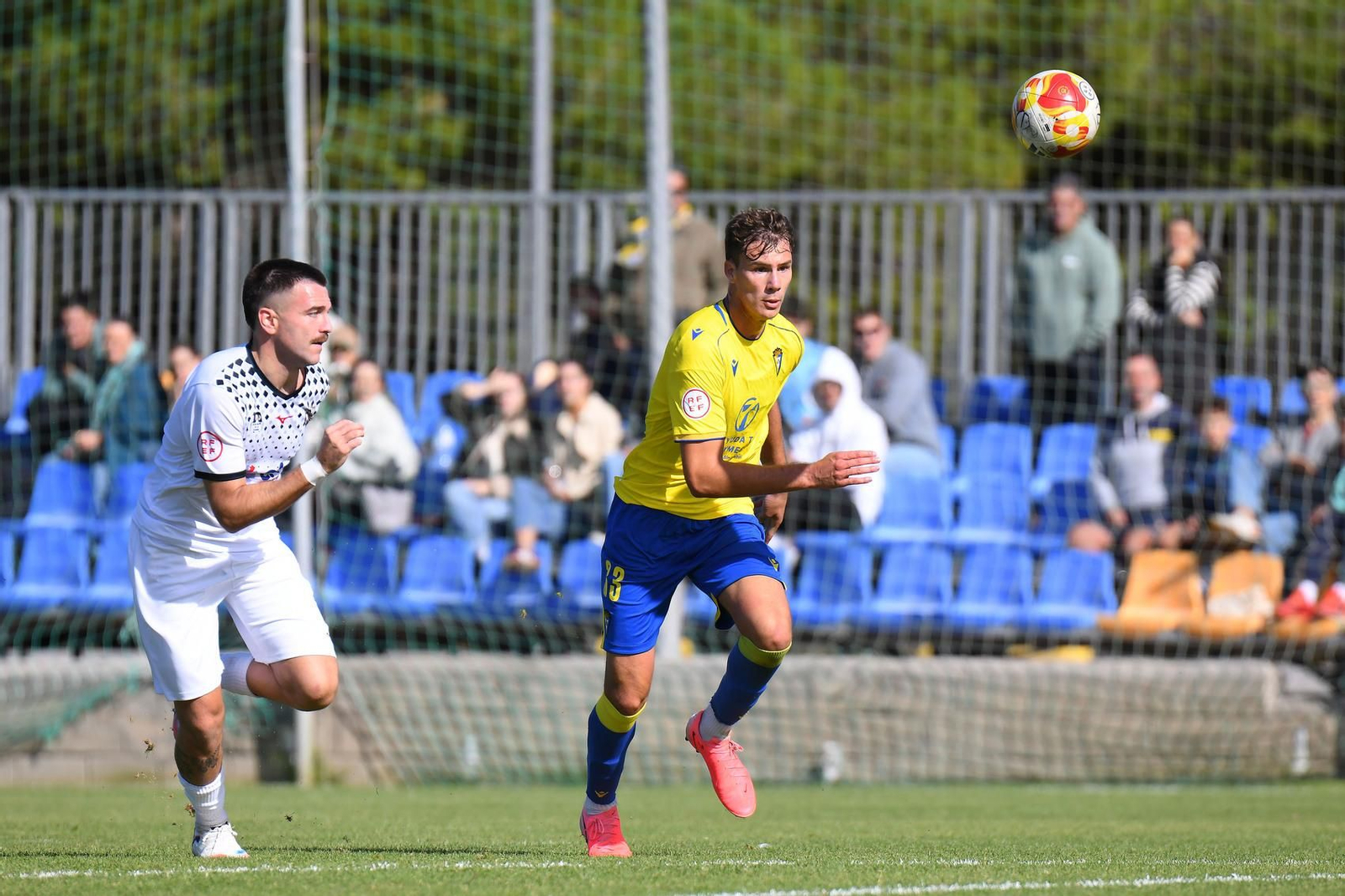 Jose González galopa hacia la portería contraria.
