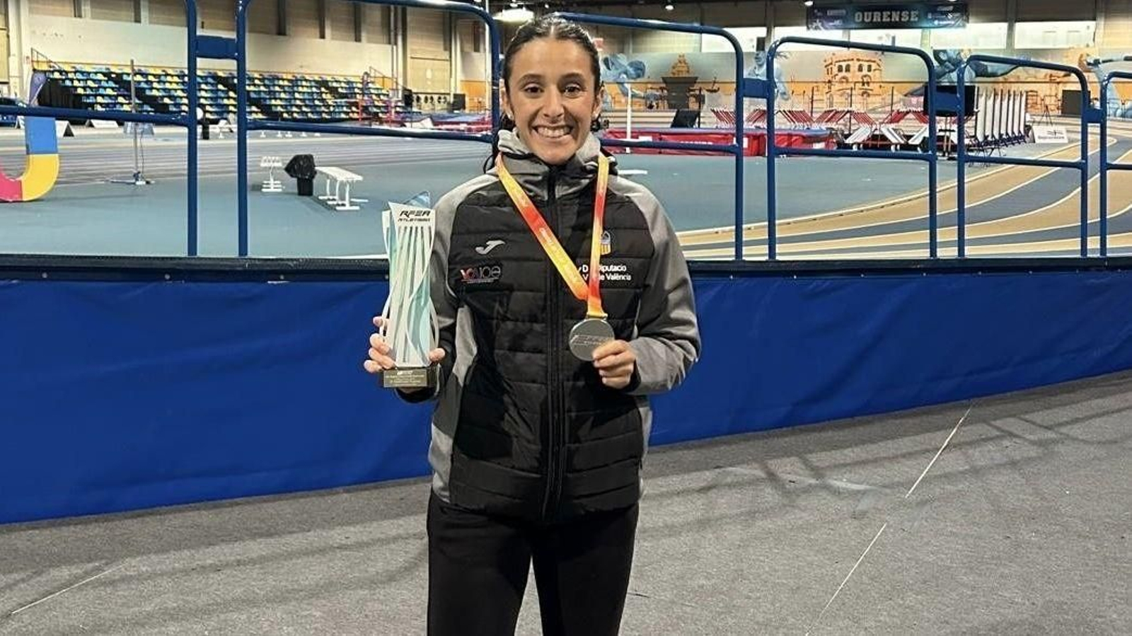 Marina Delgado, con su medalla y su trofeo, en Ourense
