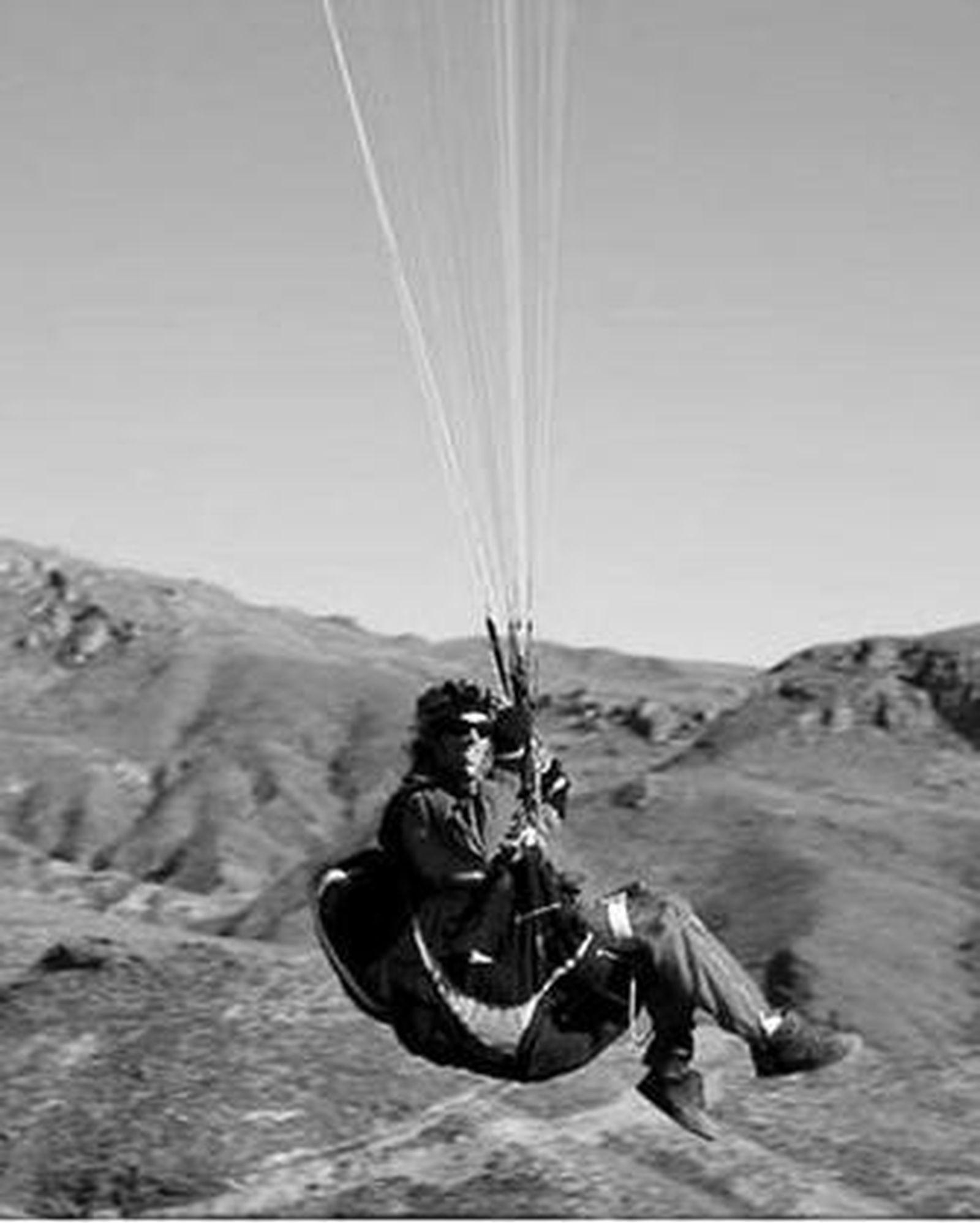 El equipo para realizar parapente es completo, pero fácil de llevar.