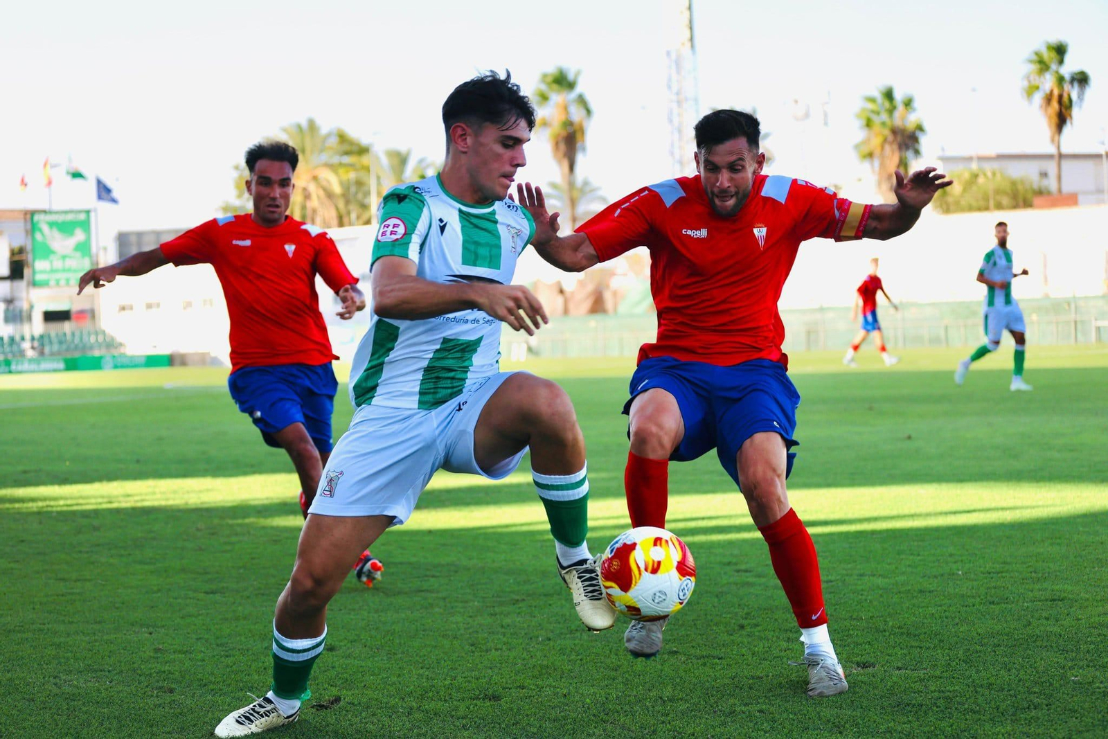 Iván Turrillo disputa un balón a un jugador del Atlético Sanluqueño