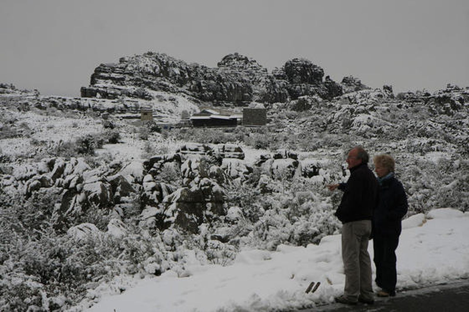 Imágenes del Torcal de Antequera, que presentaba un paisaje totalmente invernal. Los más pequeños disfrutaron de una jornada marcada por el descenso térmico.

Foto: Javier Flores