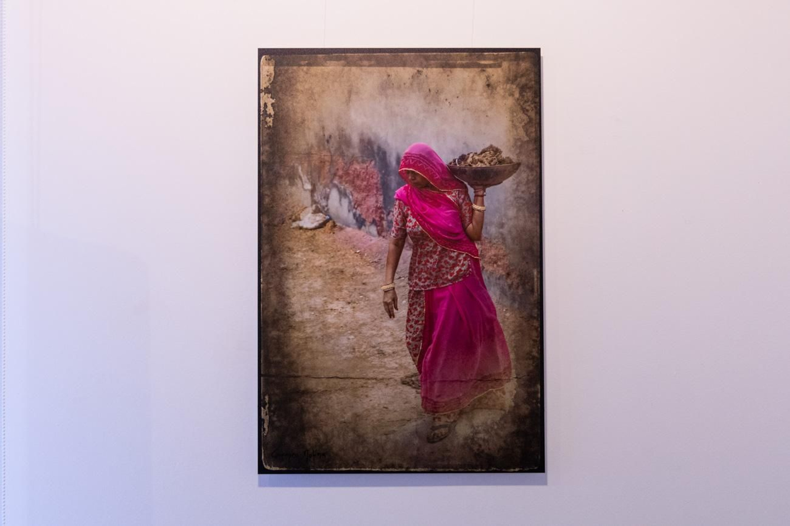 ‘Saris de seda, realidades desveladas’: una mirada fotográfica a la fuerza y dignidad de las mujeres de la India en los Baños Árabes de Jaén