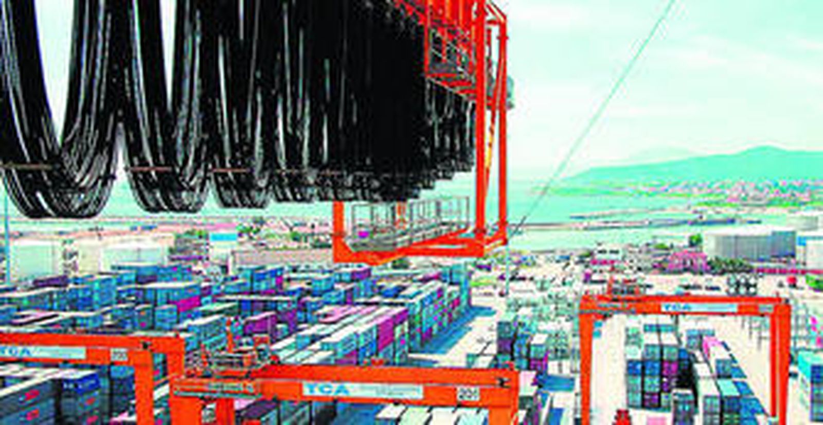 Imagen de  la terminal de contenedores de Algeciras, desde una de  las grúas .