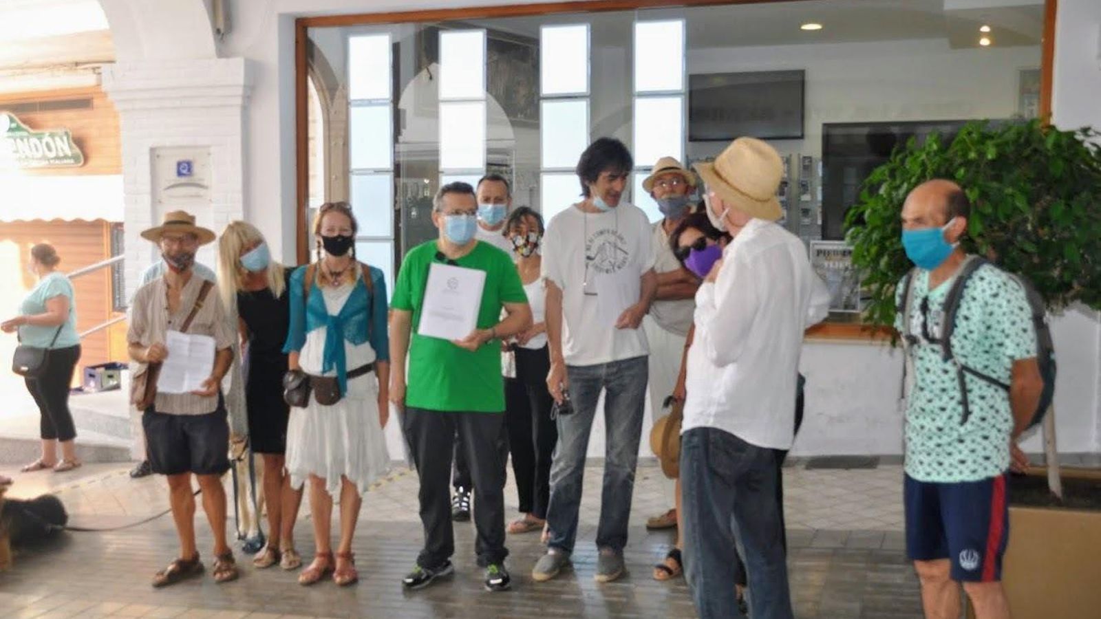 Entrega de las alegaciones de la plataforma ciudadana en el Ayuntamiento de Nerja.