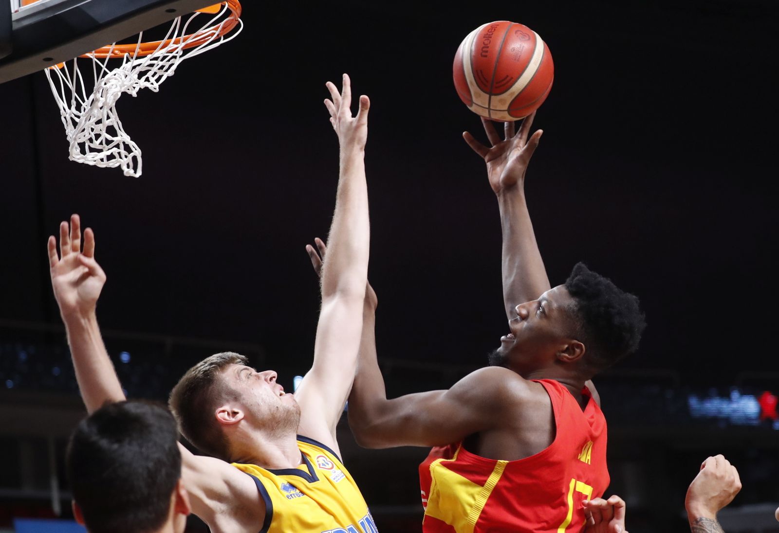 Yankuba Sima lanza a canasta con España.