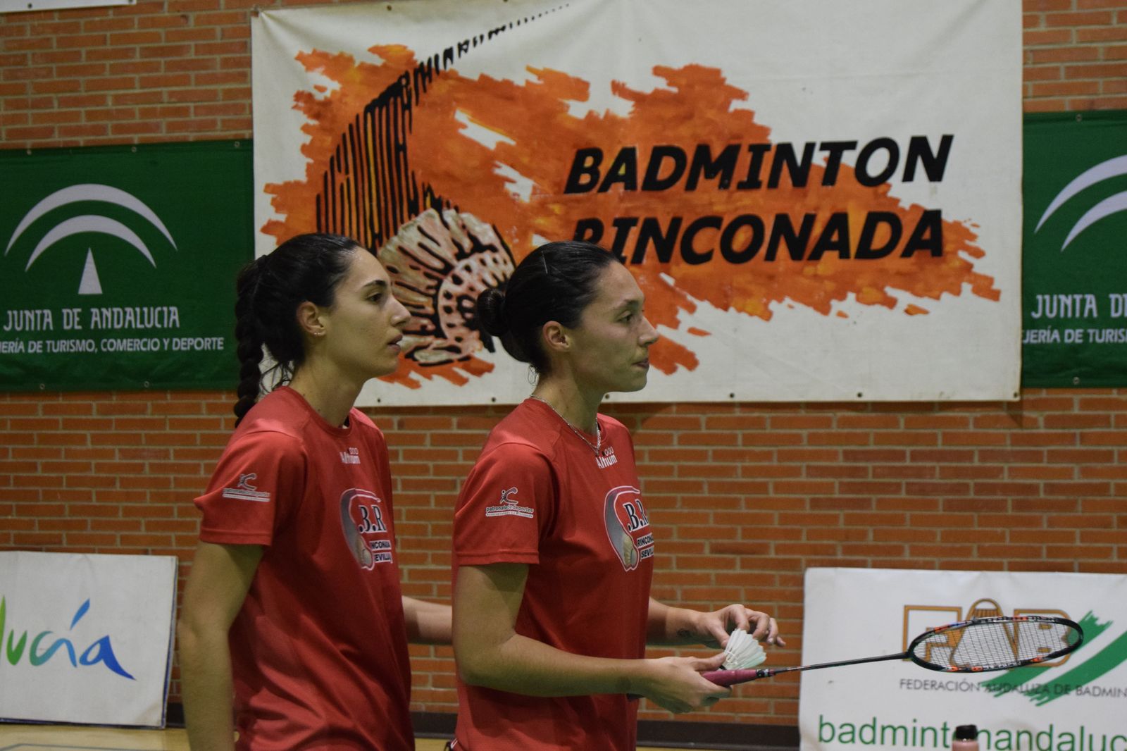 Las hermanas Marta y Laura Molina, durante el encuentro de ida ante el Arjonilla.