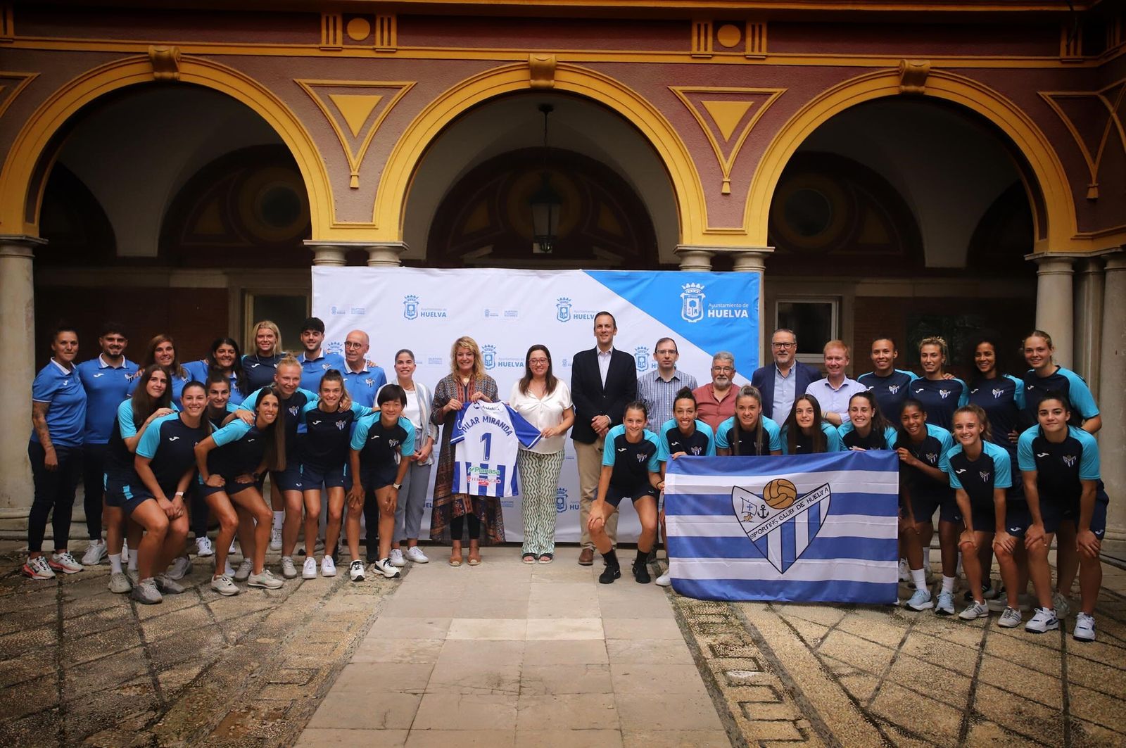El Ayuntamiento recibe al Sporting de Huelva para darle su apoyo en el inicio de la Liga.