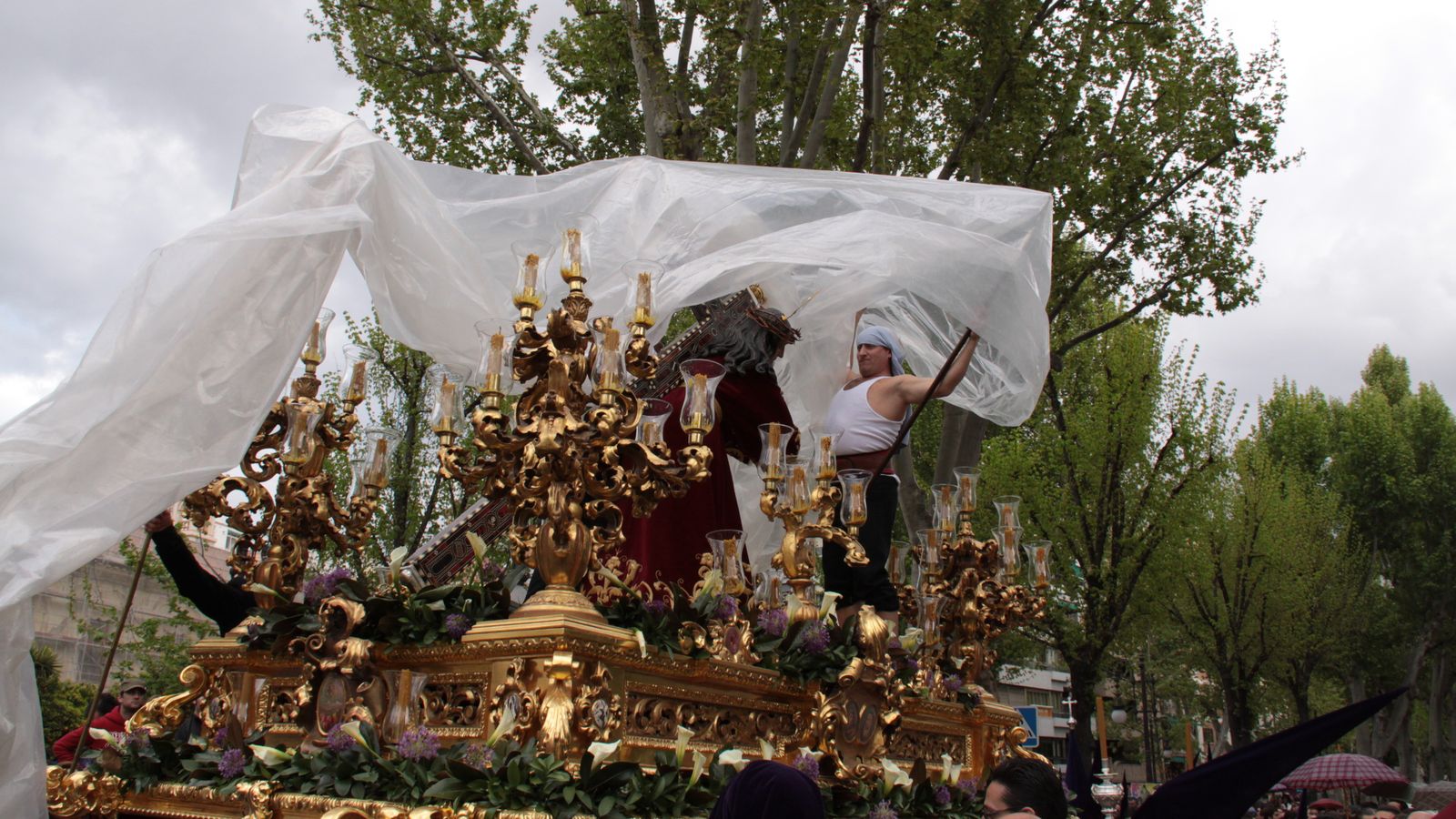El Señor de la Amargura protegiéndose con plásticos ante la lluvia amenazante