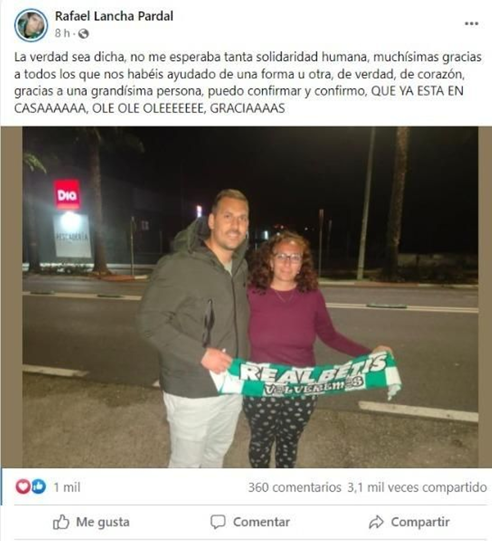 Rafael Lancha posa junto a su hermana y la bufanda localizada