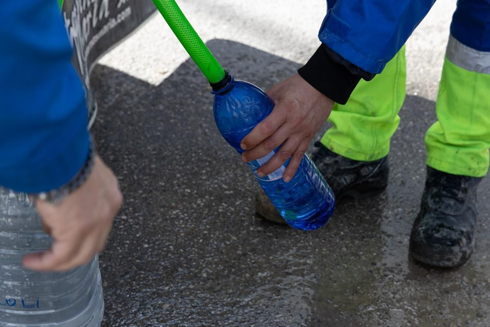 Reparten agua en Mote Lope Alvárez tras prohibir su consumo por presencia de bromato