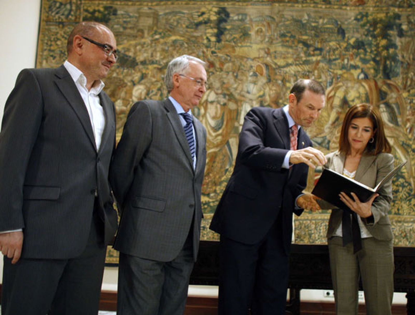 Ibarretxe entrega su plan en el Parlamento vasco