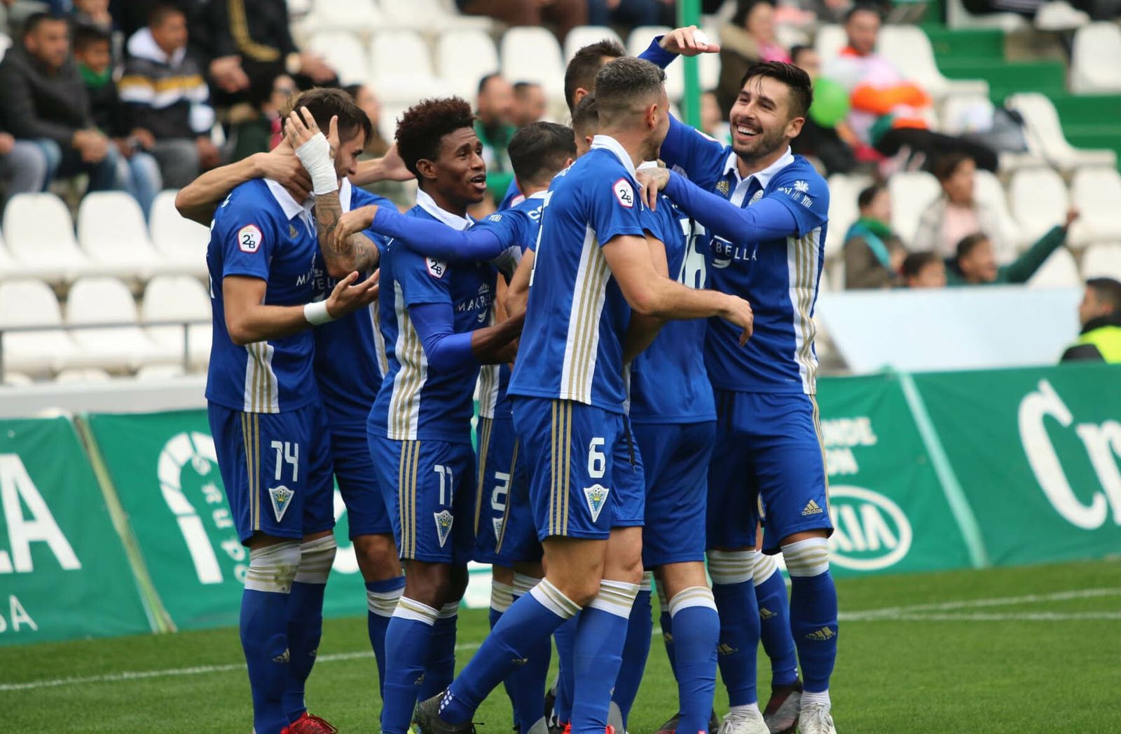Los jugadores del Marbella celebran el 0-1 de Manel.