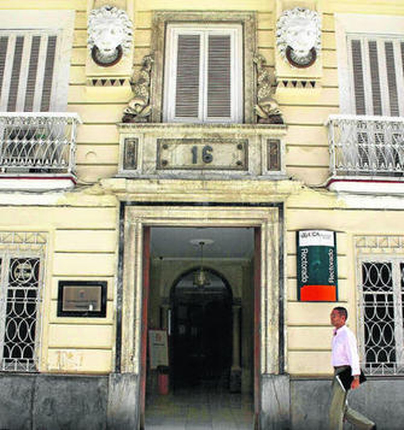 Fachada de la sede del Rectorado de la Universidad de Cádiz, en la calle Ancha.