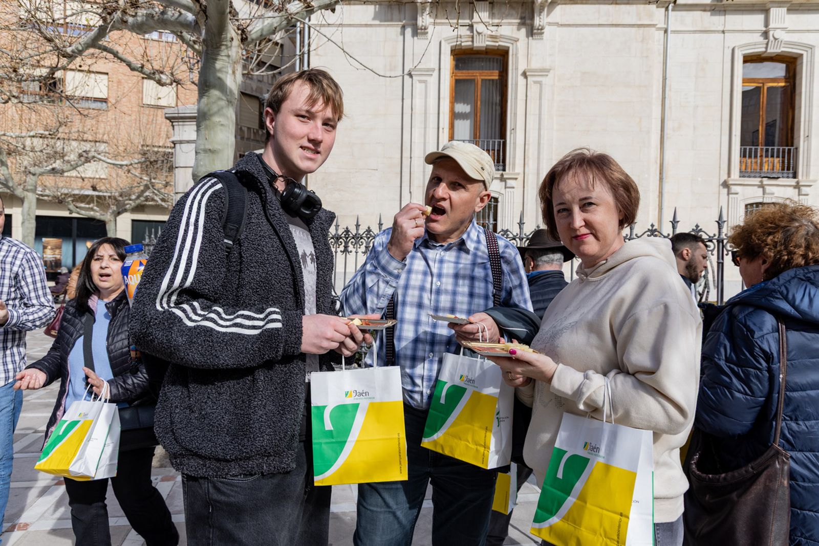 Izado de la Bandera de Andalucía y en un desayuno molinero en Jaén