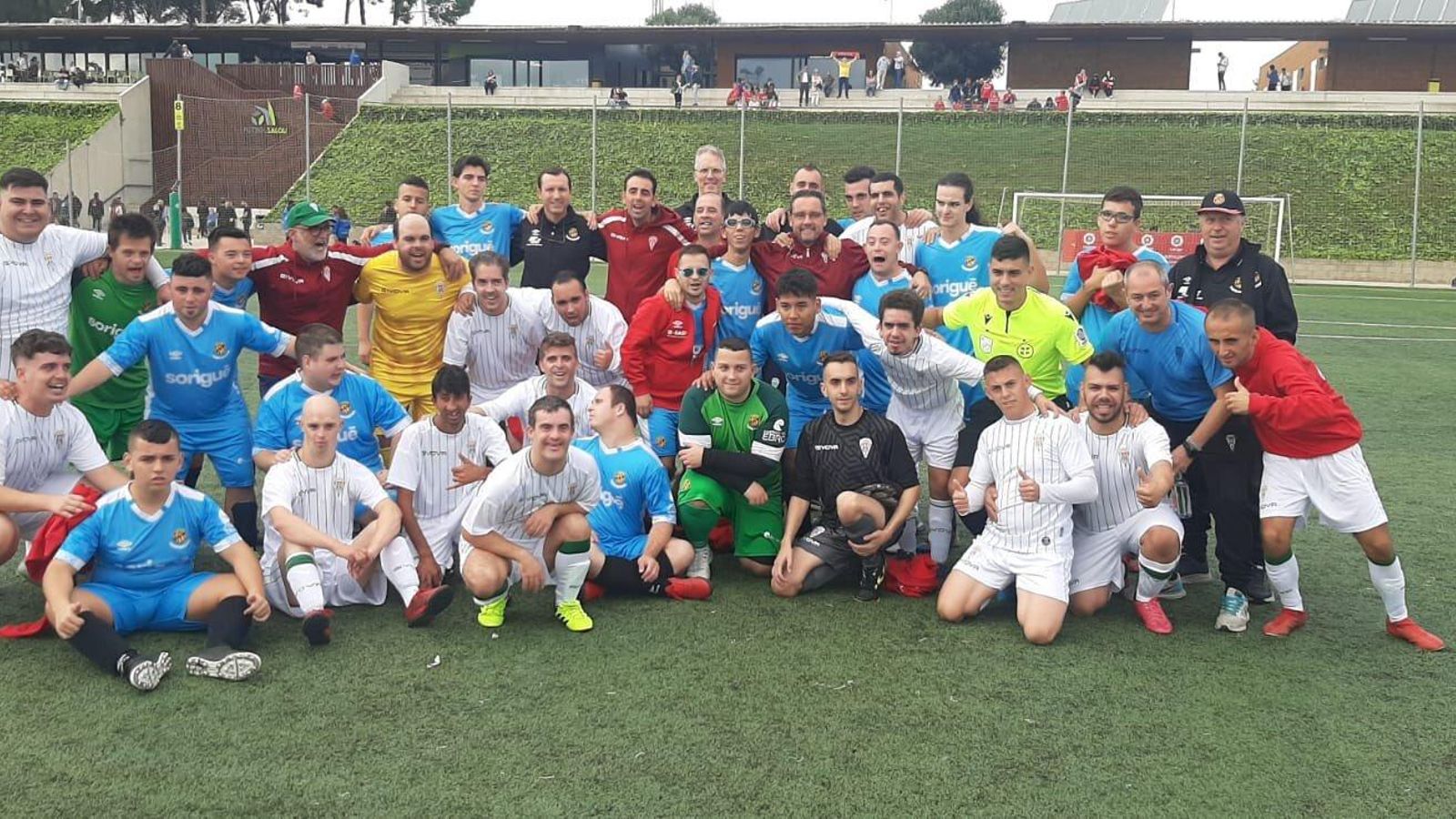 Los jugadores del Córdoba CF posan con los del Nàstic.