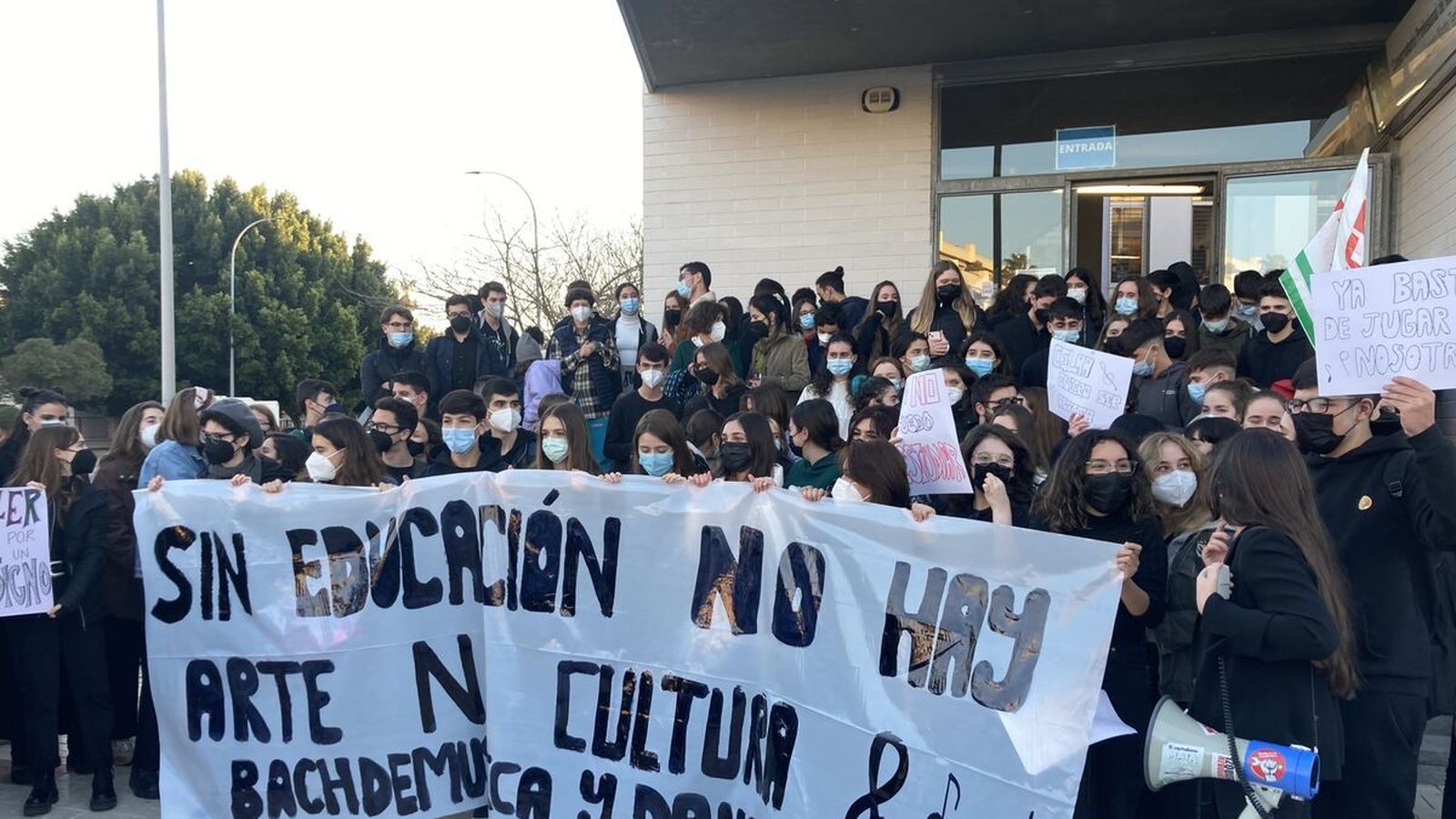 Concentración de alumnos de Bachillerato Musical en el conservatorio Martín Tenllado de Málaga.