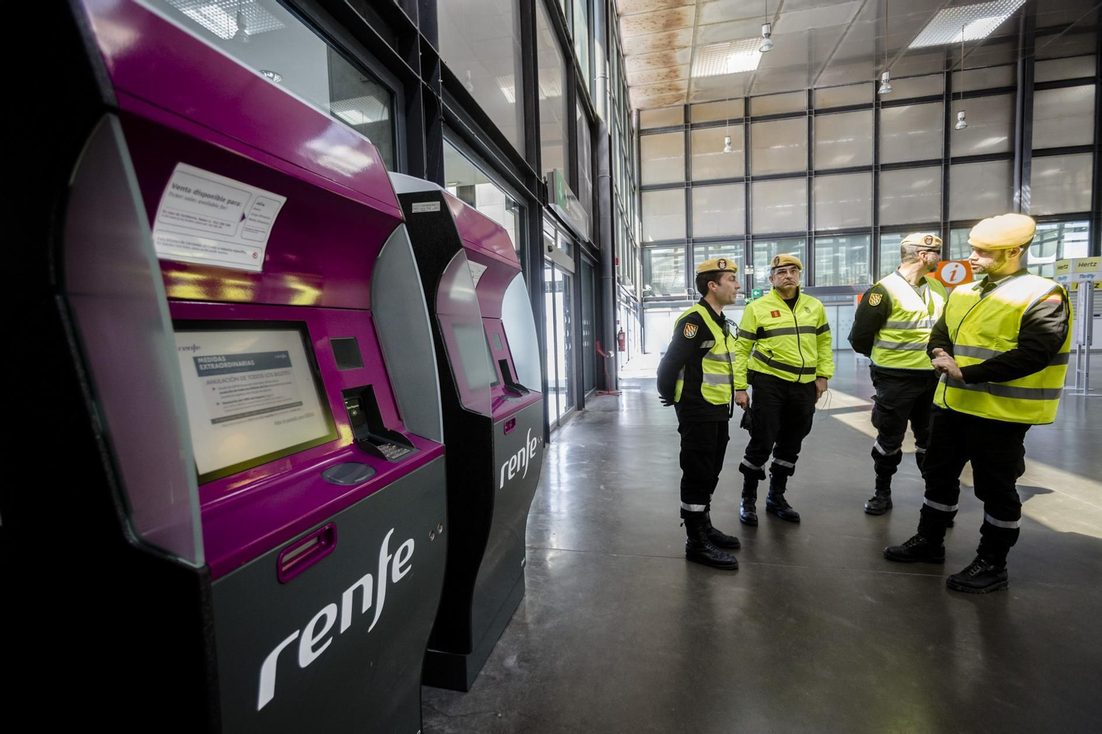 Efectivos de UME realizan labores de desinfección en la estación de trenes.