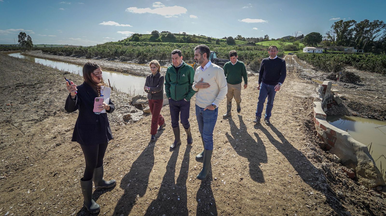 Imágenes de la visita de Juanma Moreno y el comisario europeo de Agricultura a los campos afectados por el temporal en Jerez