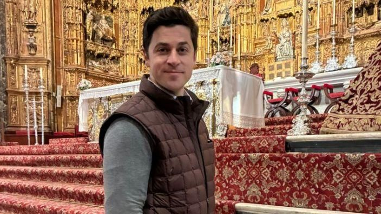 El actor David Henrie sorprende con una visita a la Catedral de Sevilla