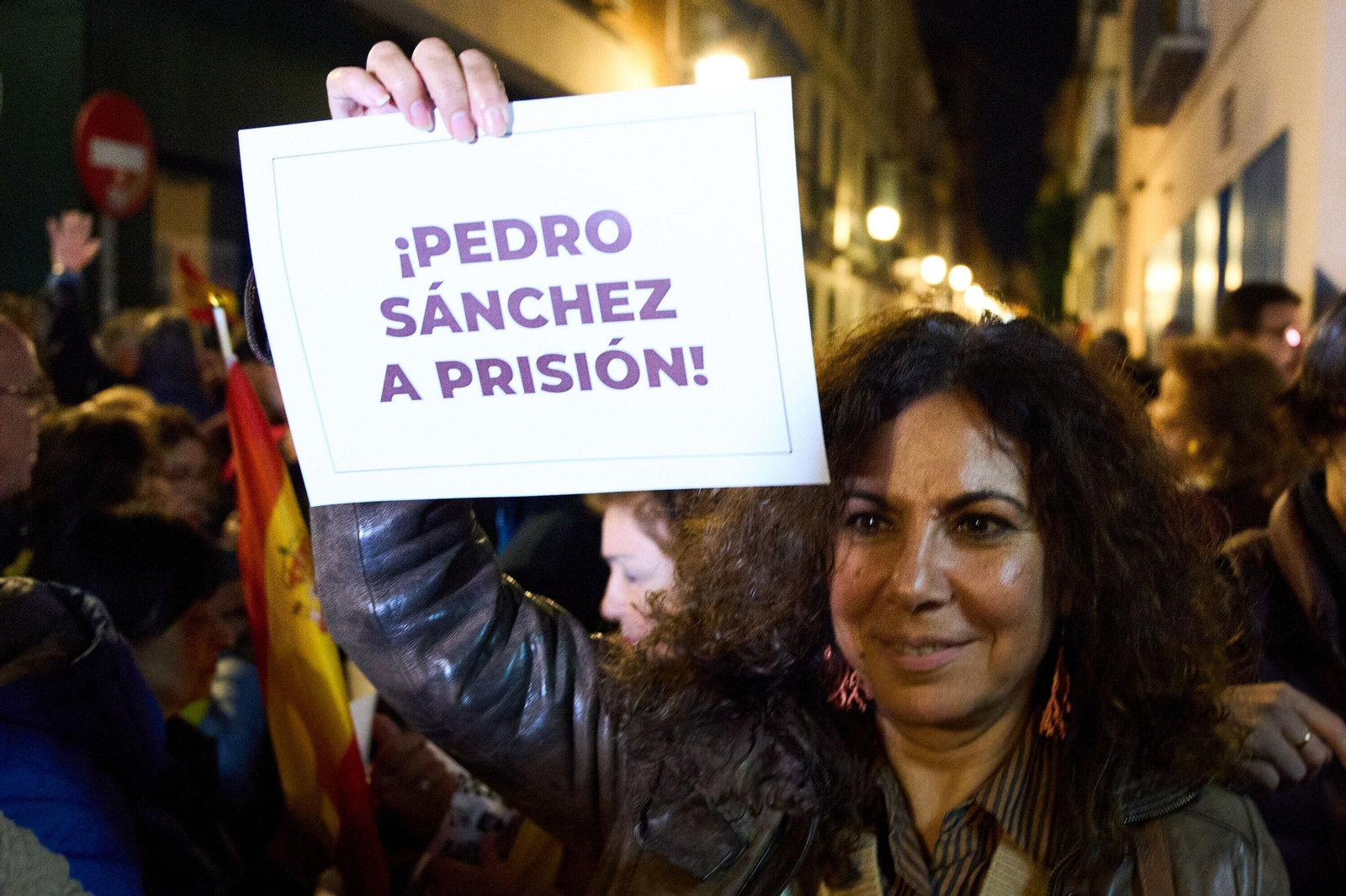 Manifestación contra la amnistía ante la sede del PSOE en Sevilla