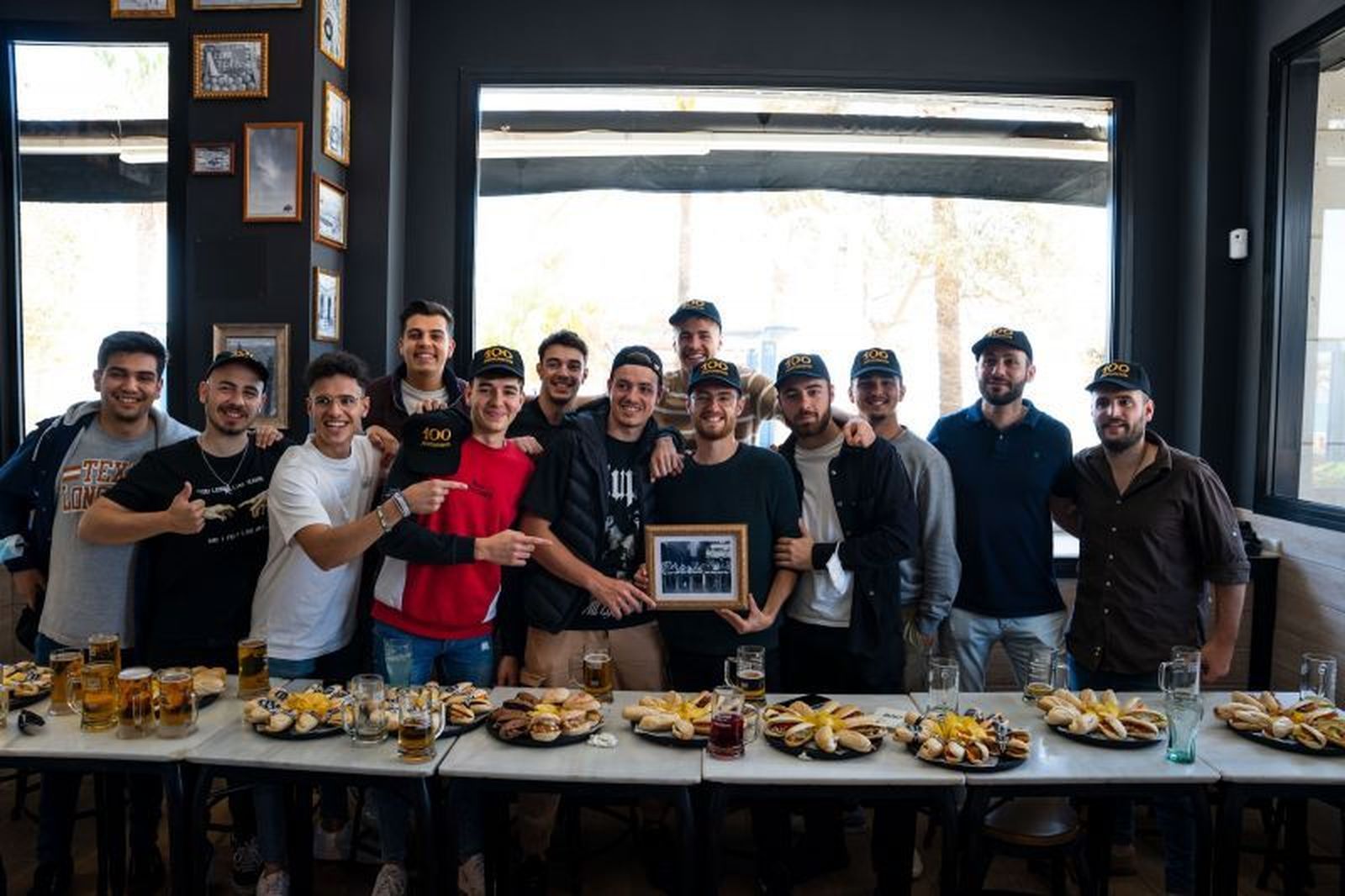 Marcos Barrientos con sus amigos en Málaga