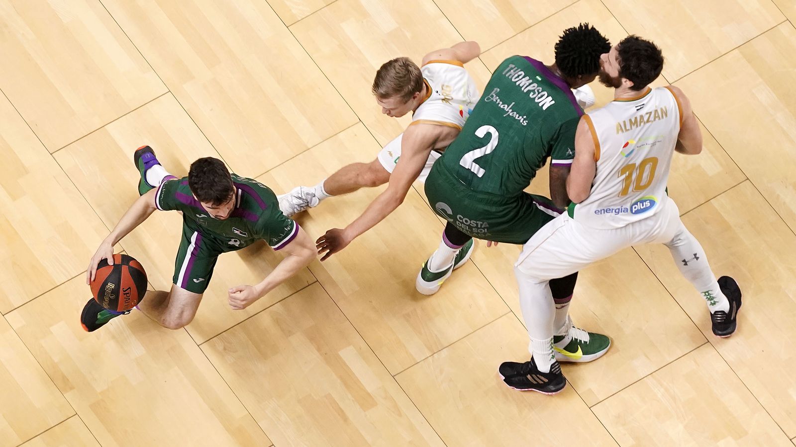Almazán, junto a Deon Thompson, mientras Borg persigue a Brizuela tras pasar por el bloqueo.