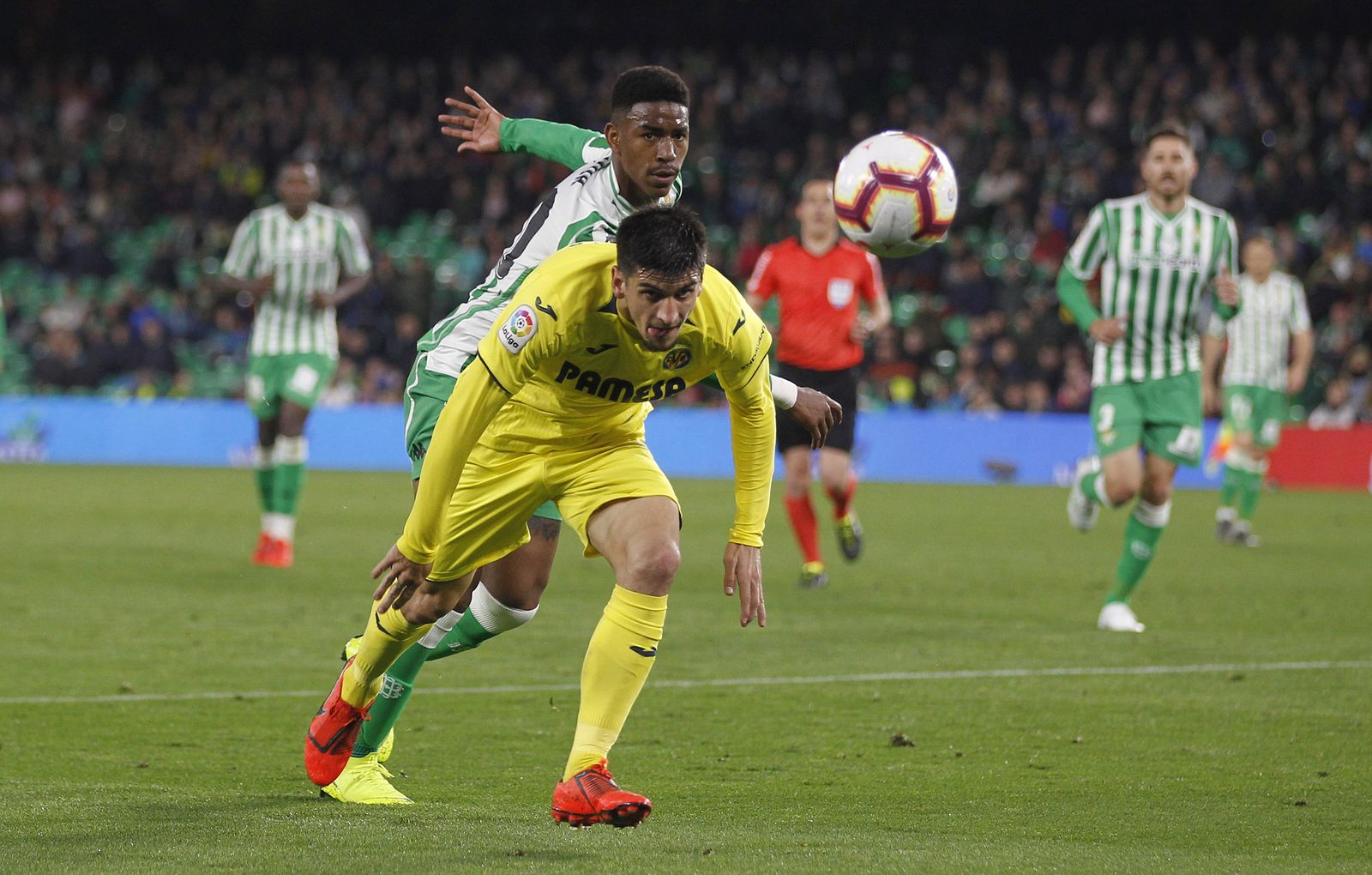 Júnior pugna con Gerard Moreno en el duelo del pasado domingo.