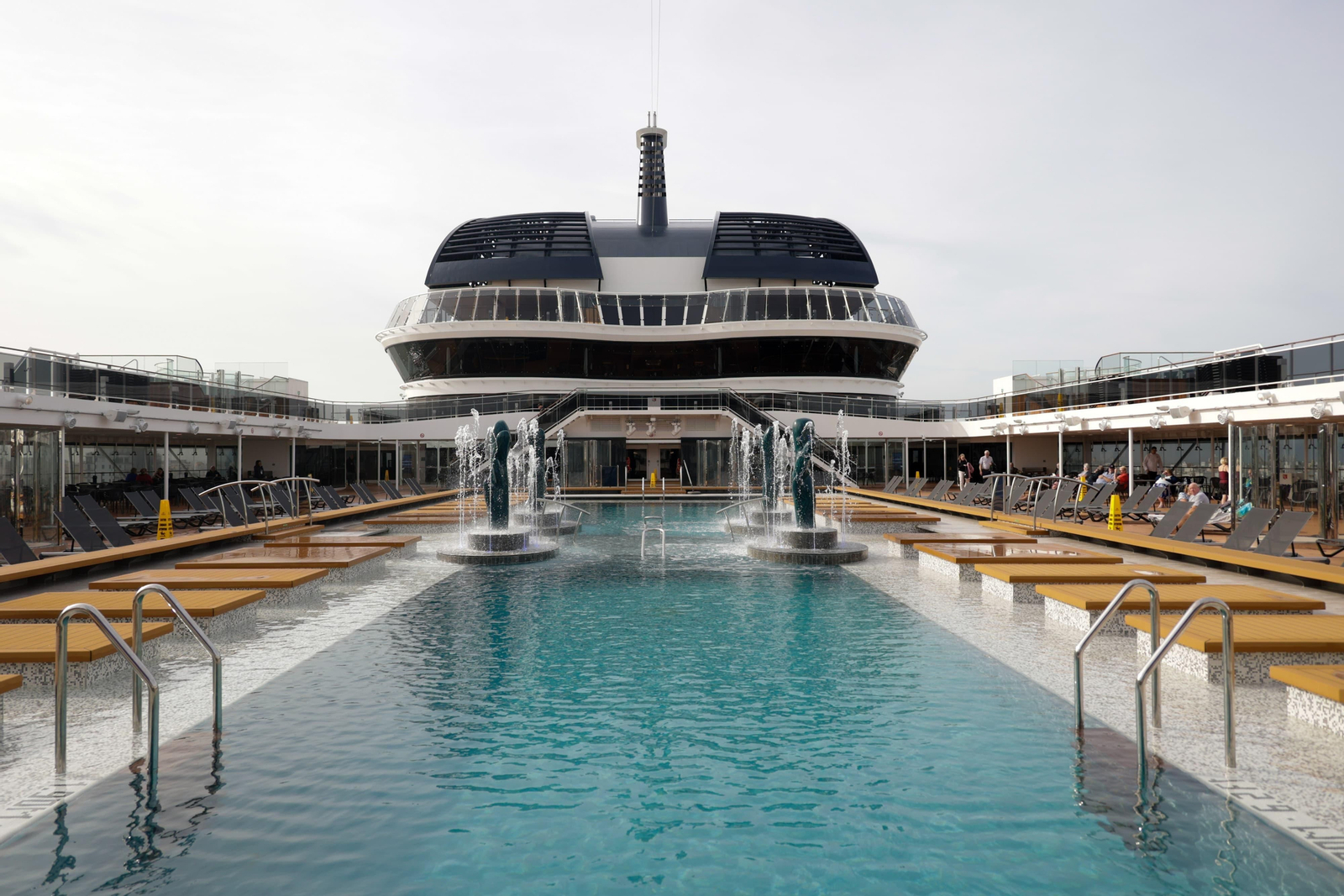 Una de las muchas piscinas con las que cuenta el MSC Euribia