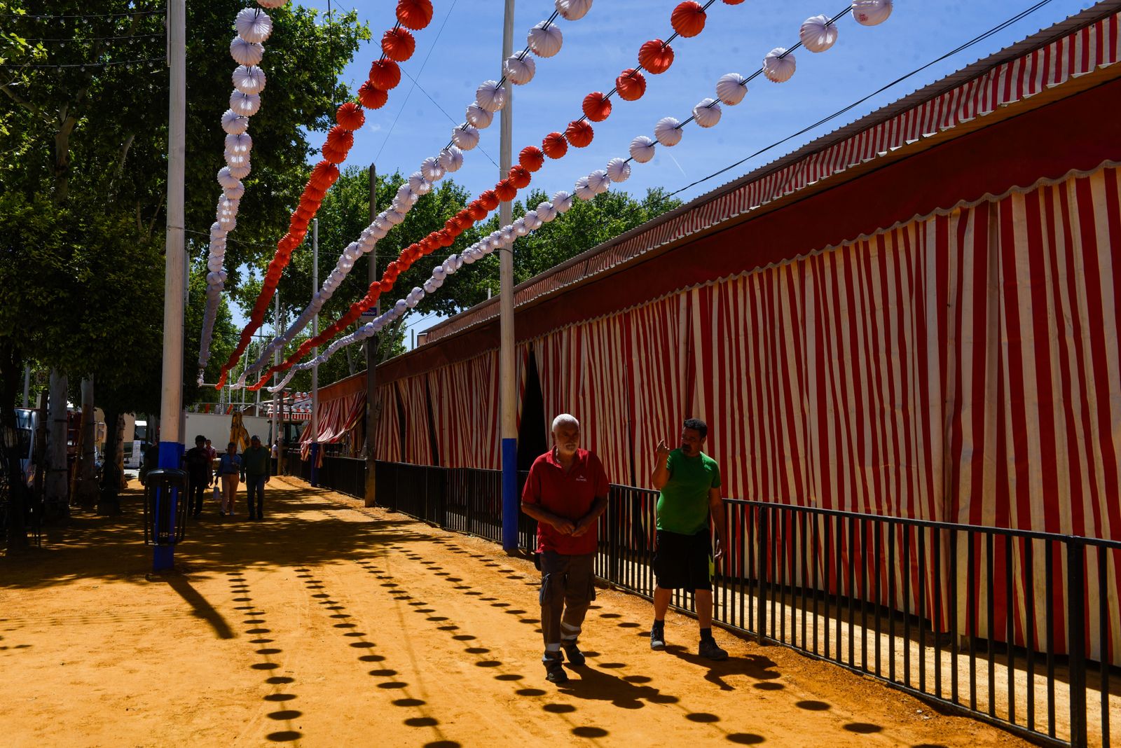 Imágenes de los últimos preparativos de la Feria de Sevilla 2024