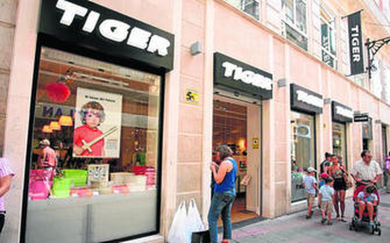 Dos de las zapaterías que pueden encontrarse a lo largo de calle Nueva.