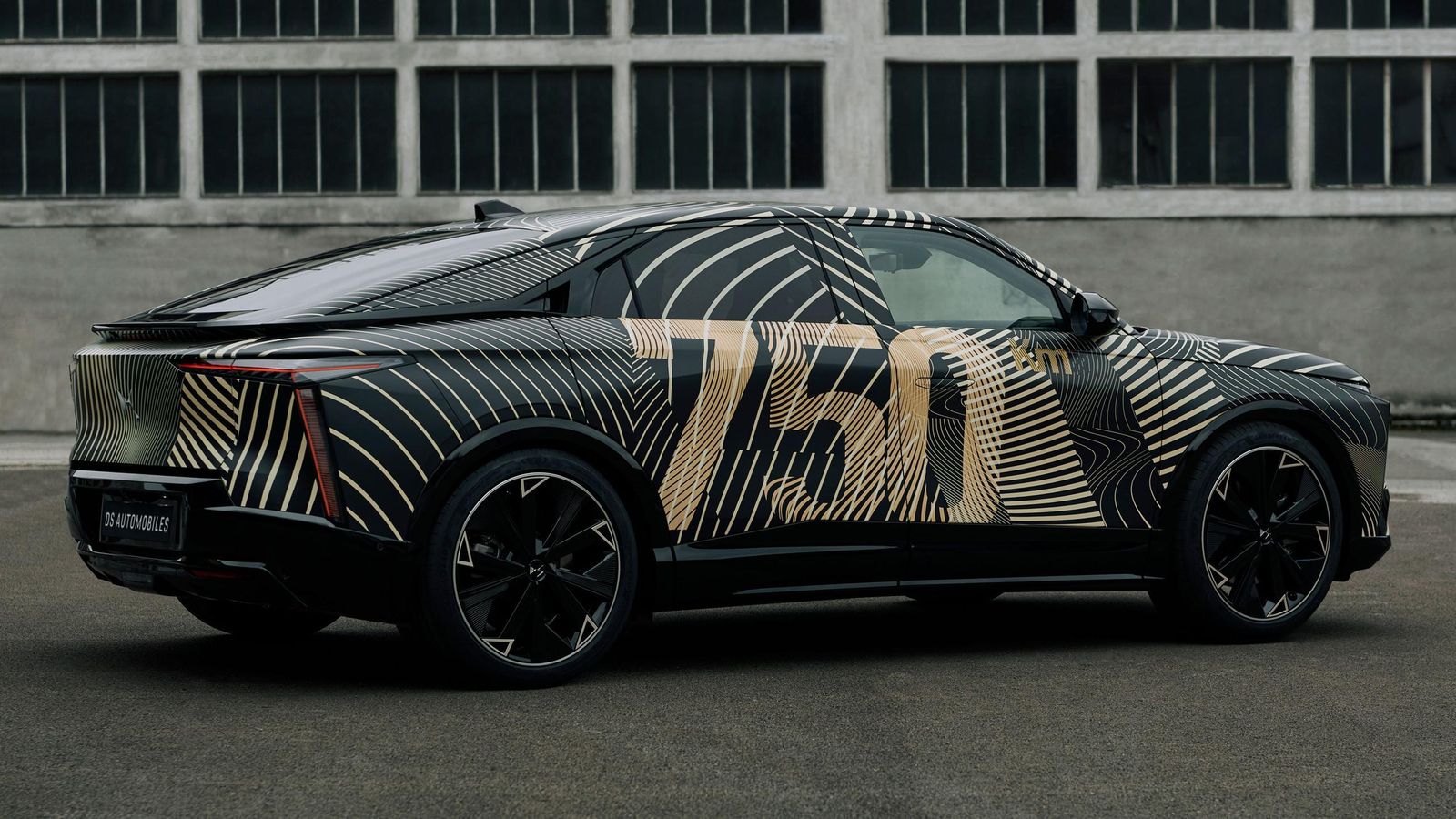 Según DS, "las proporciones del nuevo modelo se han afinado para ir más allá del concepto SUV Coupé, sin perder el ADN de las cualidades del SUV". Según DS, "las proporciones del nuevo modelo se han afinado para ir más allá del concepto SUV Coupé, sin perder el ADN de las cualidades del SUV".