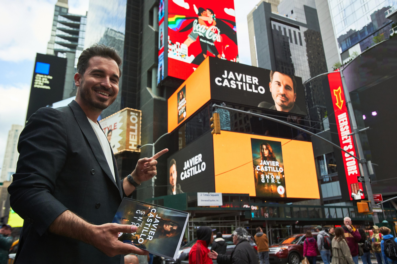 Javier Castillo conquista Times Square con 'La chica de nieve' en inglés