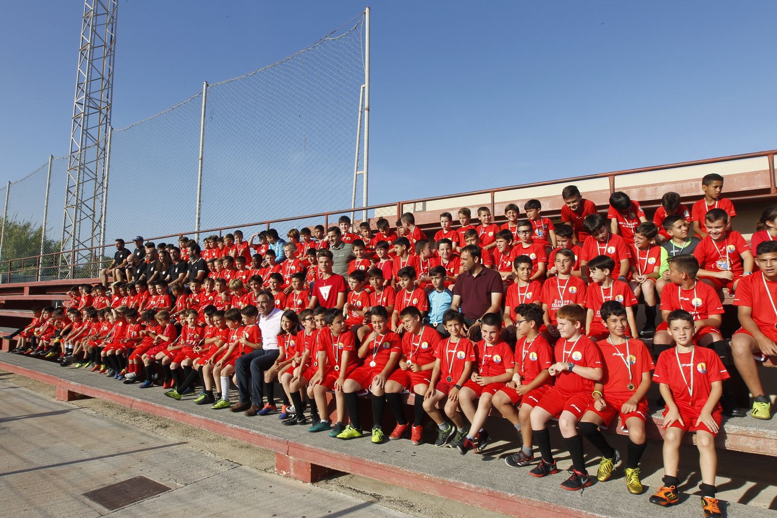 Foto de familia de todos los pequeños junto a los monitores y los invitados al acto de clausura.