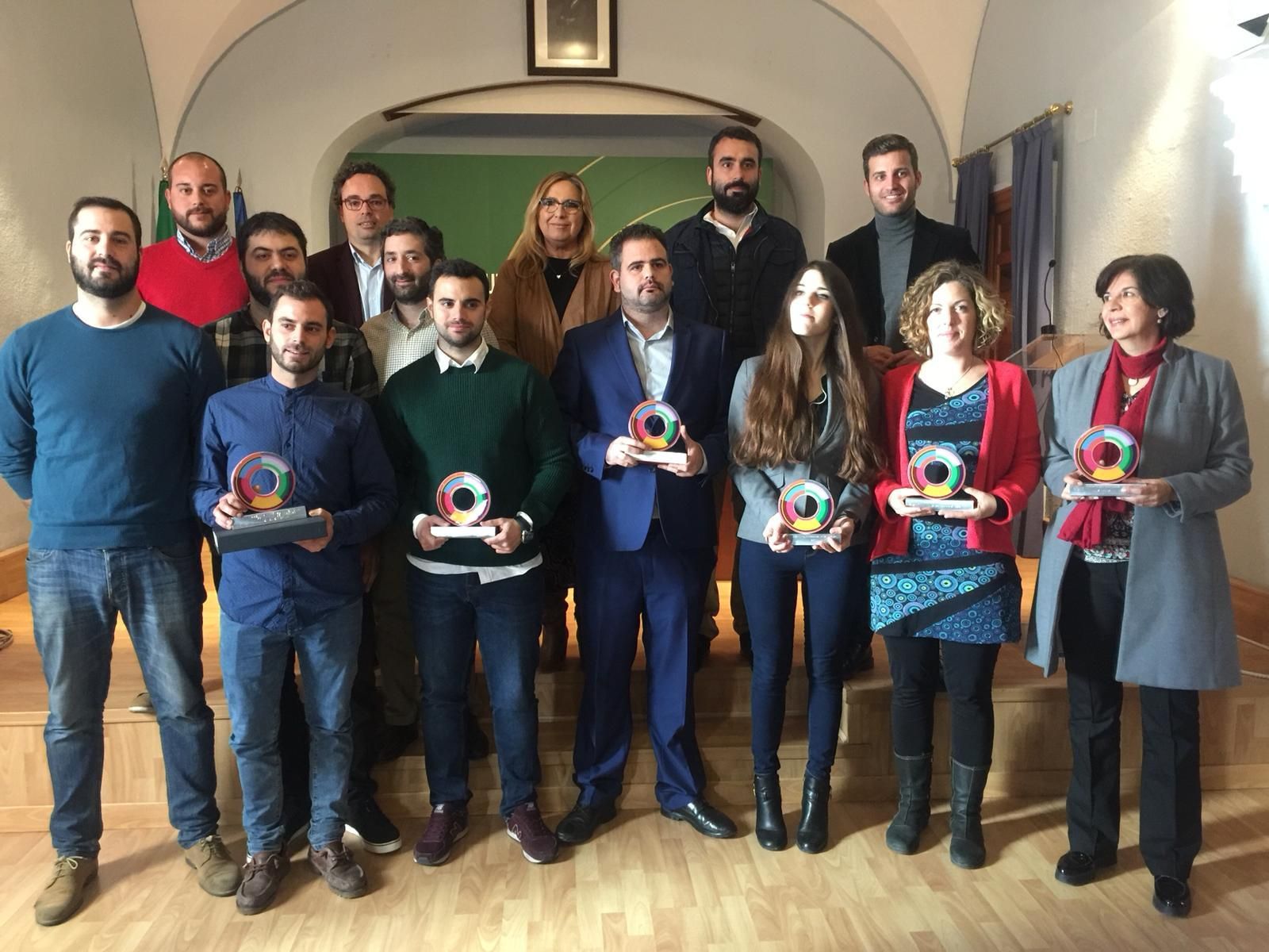 Foto de familia de los galardonados con los Premios Córdoba Joven 2018