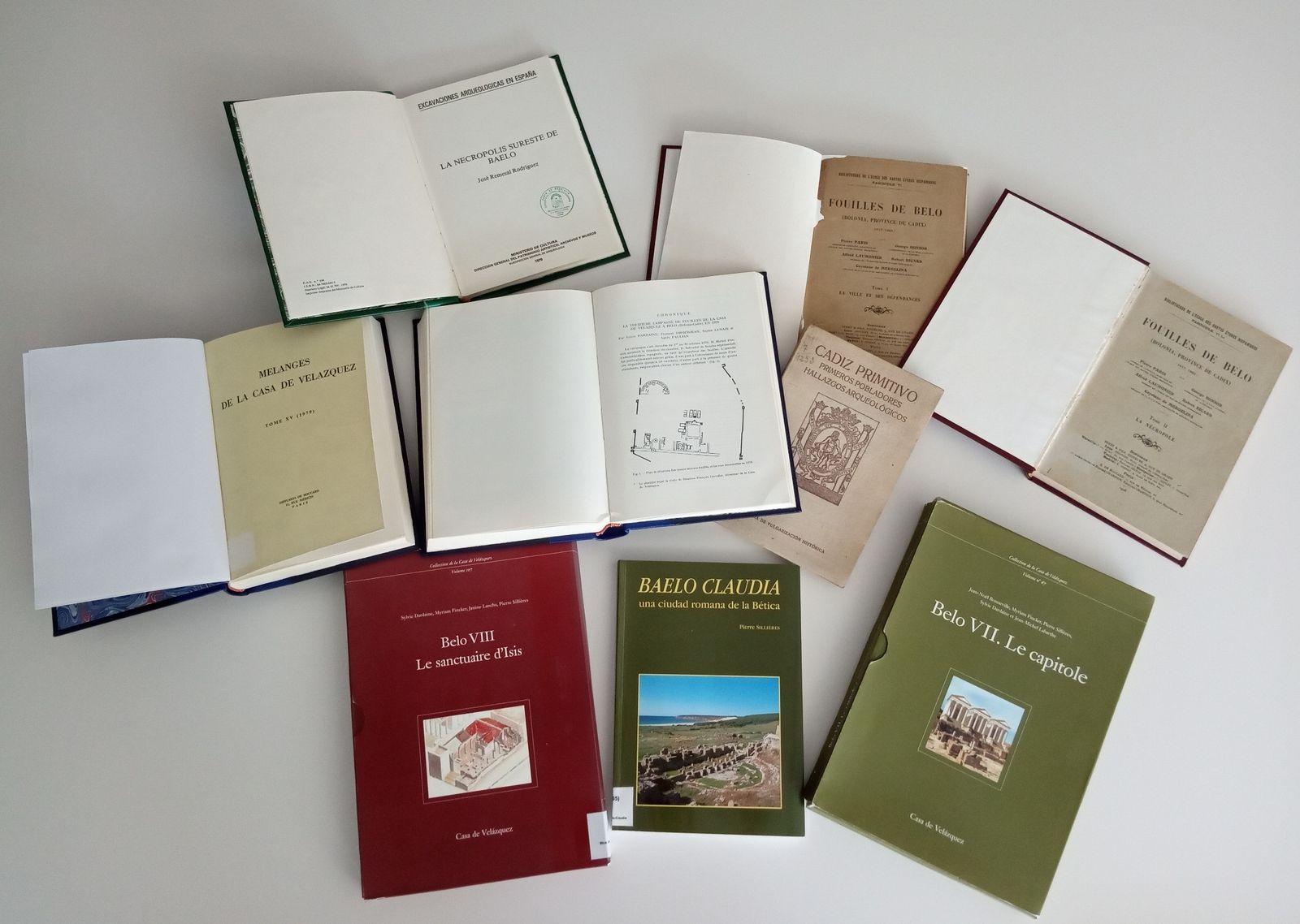 Algunos de los volúmenes más preciados, entre los que están Fouilles de Belo.