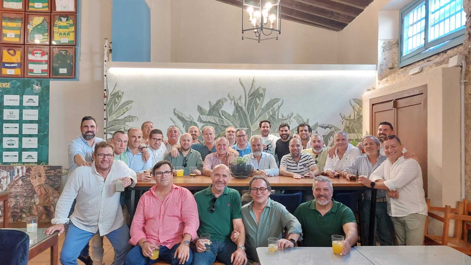 Una imagen de los asistentes al homenaje, celebrado en la bodega del Club de Rugby.