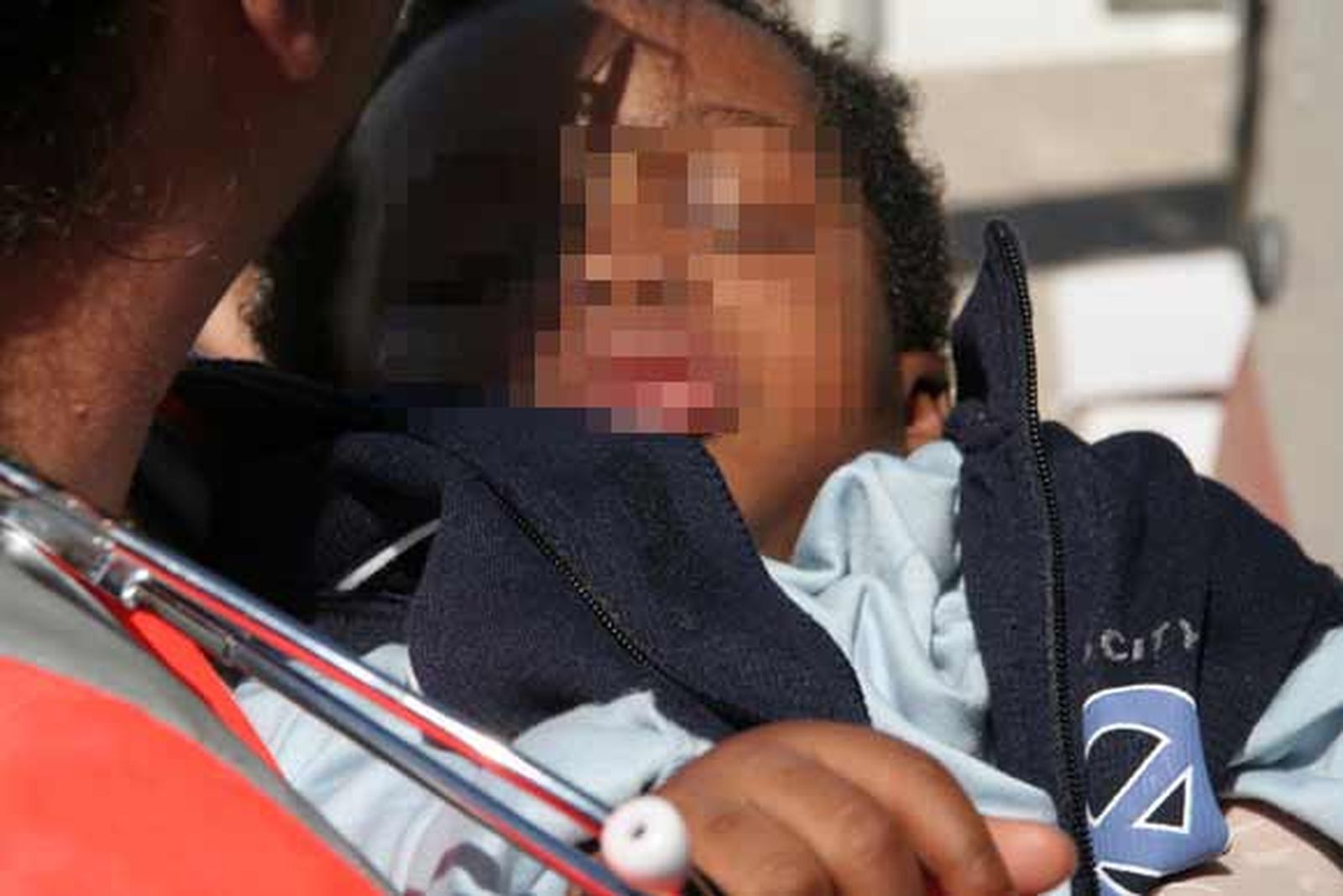 Los inmigrantes, entre los que se encontraba dos menores y dos embarazadas, pretendía cruzar el Estrecho a bordo de una zodiac

Foto: Shus Teran